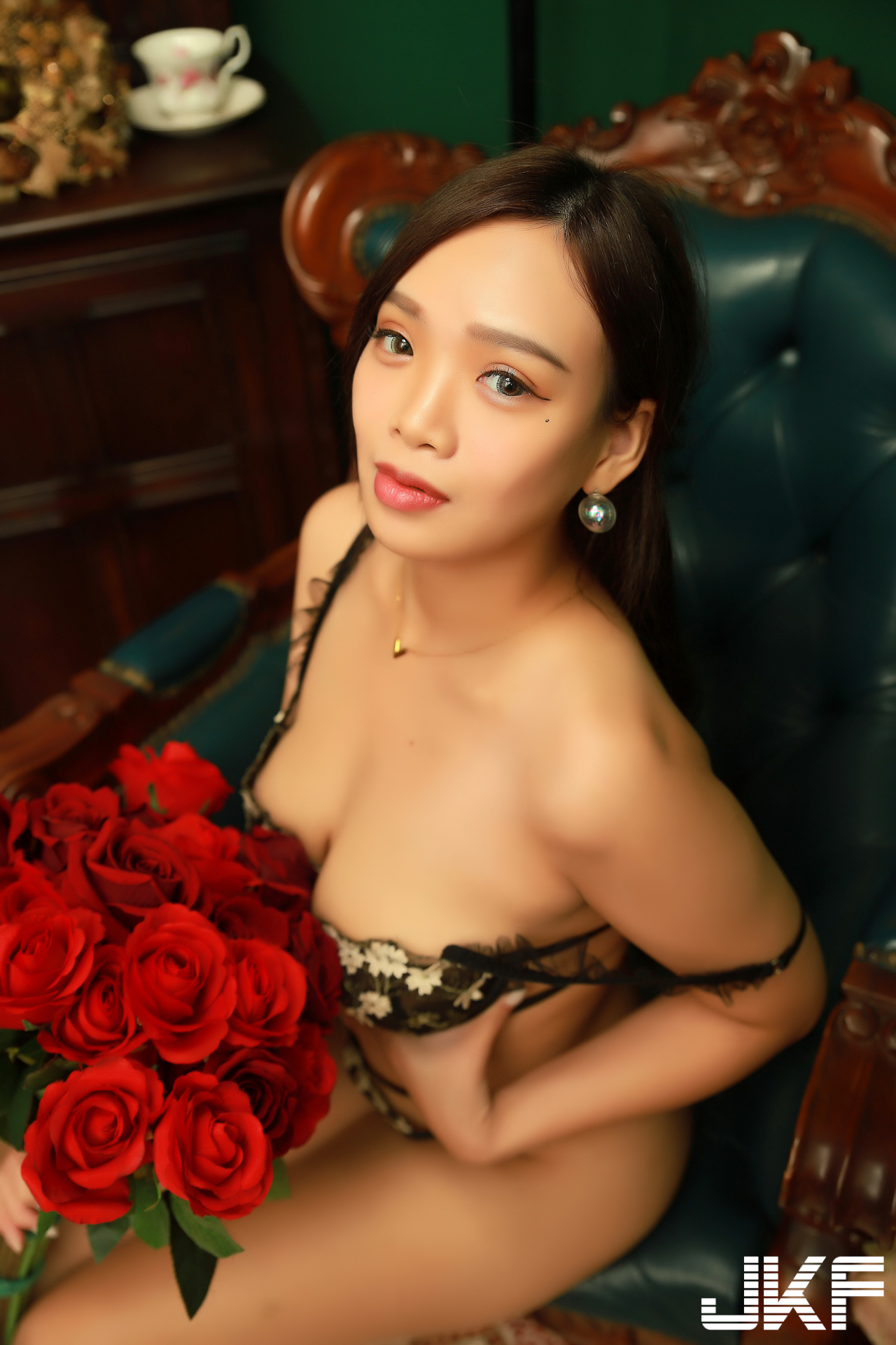 火辣巨乳妹「萱萱」的私房照！性感蕾絲內衣挺出「U型豪乳」好誘惑！