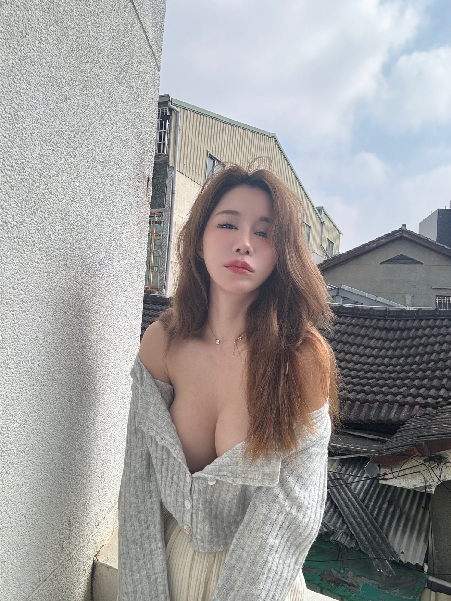 在別人家陽台露出可以嗎？「辛尤里」大膽敞開衣領，白皙雙球快掉