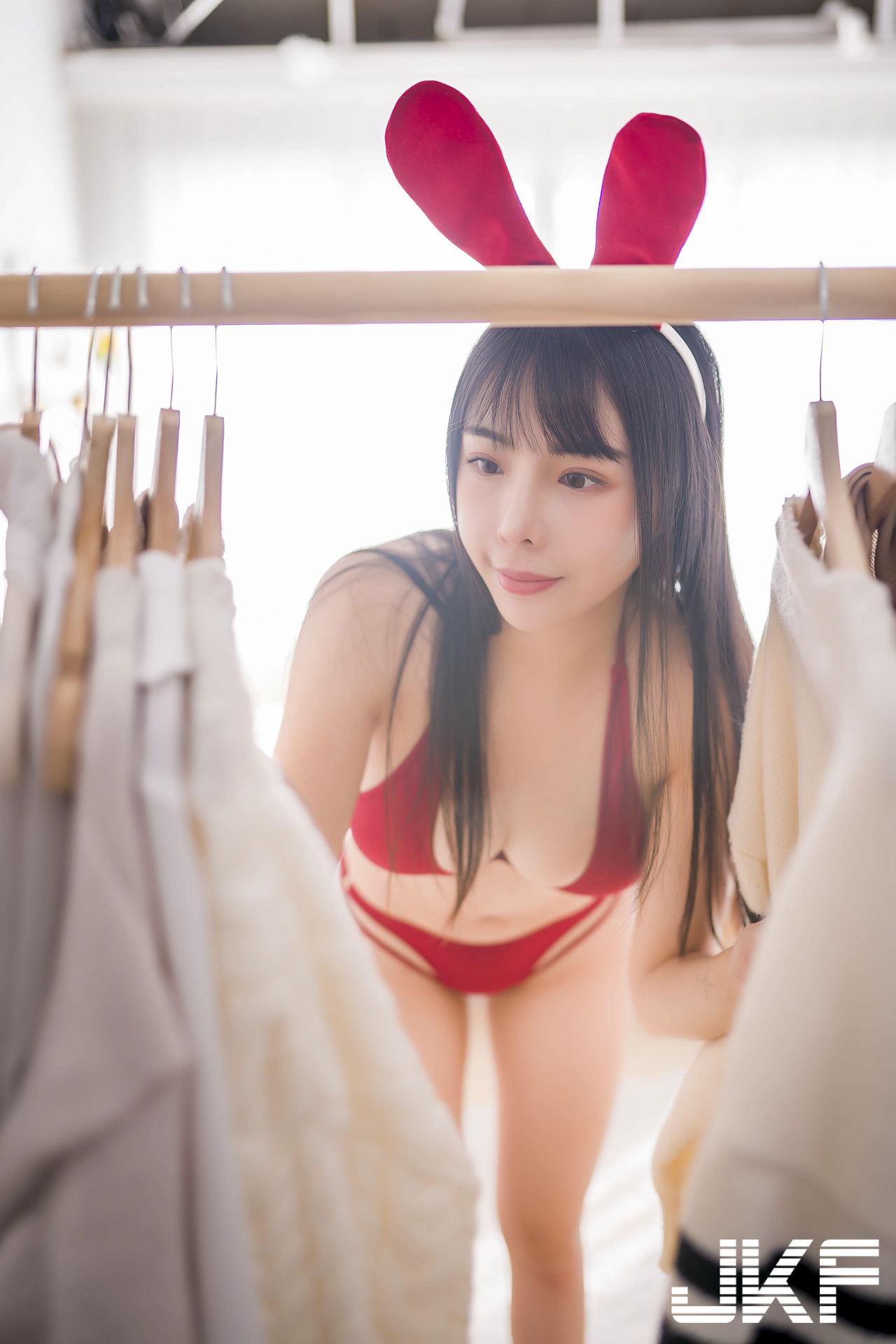 巨乳兔女郎出沒！「晴天」豪乳夾畫筆大膽挑逗，私人畫室裡盡情放縱