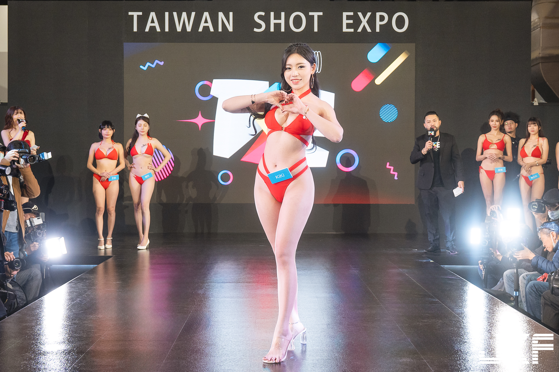TSE台灣寫真博覽會熱鬧展開　JKF女郎不畏寒風身穿比基尼火辣會粉絲