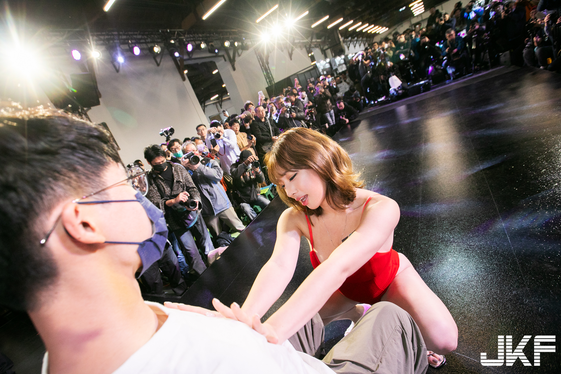 【GG扑克】韓國百萬美少女《Bitnara》台上互動背後猛貼　粉絲表情好享受！