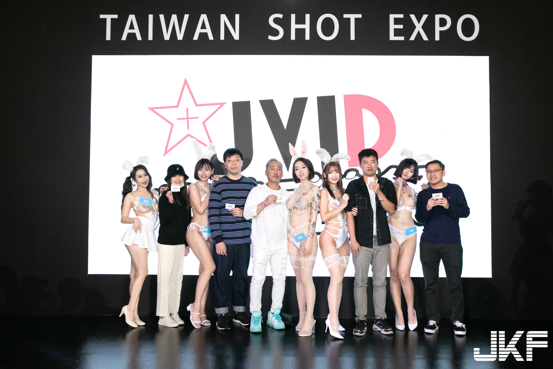 超讚！JVID女神化身兔女郎「雪乳美臀」跳出螢幕，近距離蹭粉