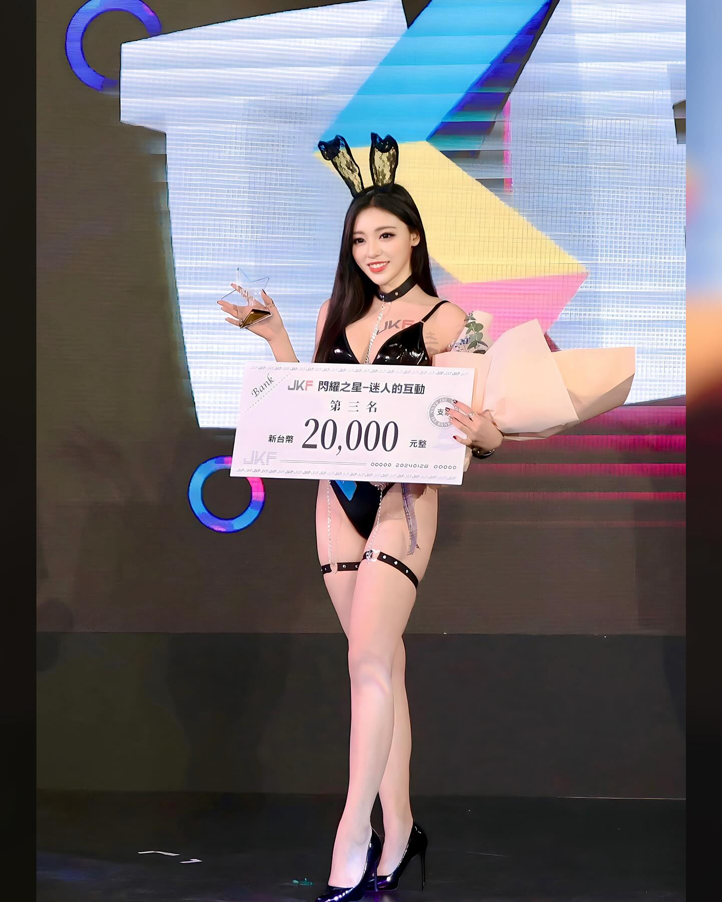辣到犯規！氣質小女僕「謝立琪 Kiki」超高衩，辣秀大面積「