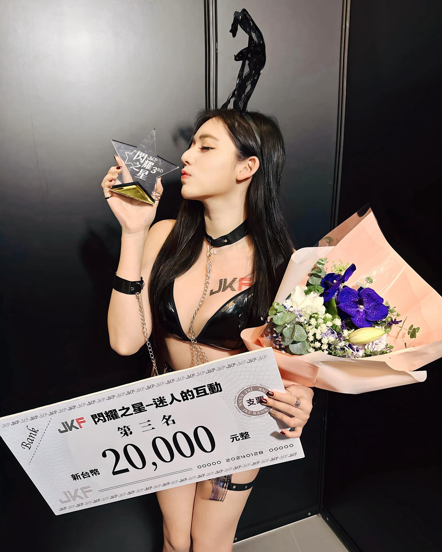 辣到犯規！氣質小女僕「謝立琪 Kiki」超高衩，辣秀大面積「