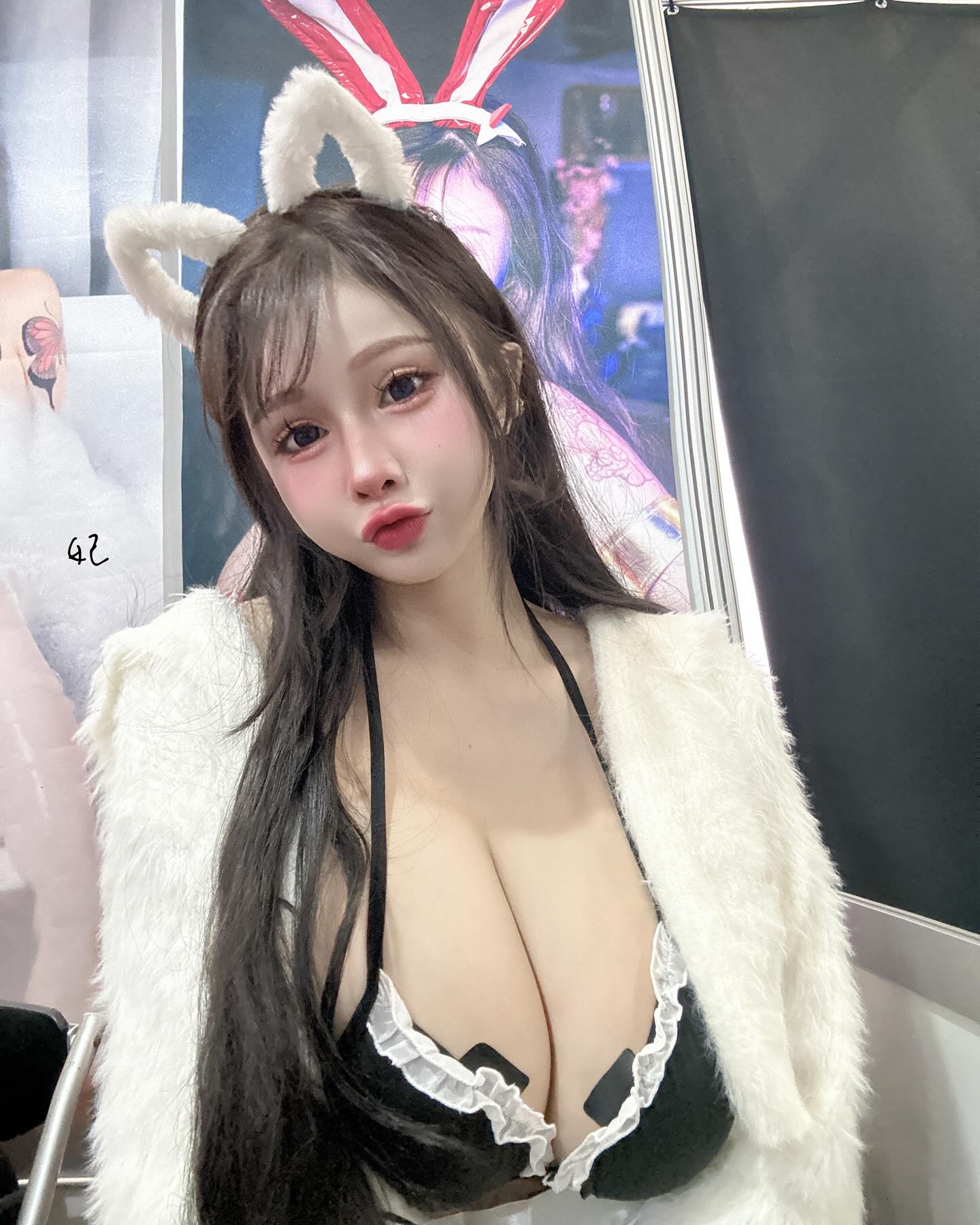 台七乙偶遇「皮衣爆乳正妹」喝下午茶！「艾妃」帶巨大車頭燈照顧