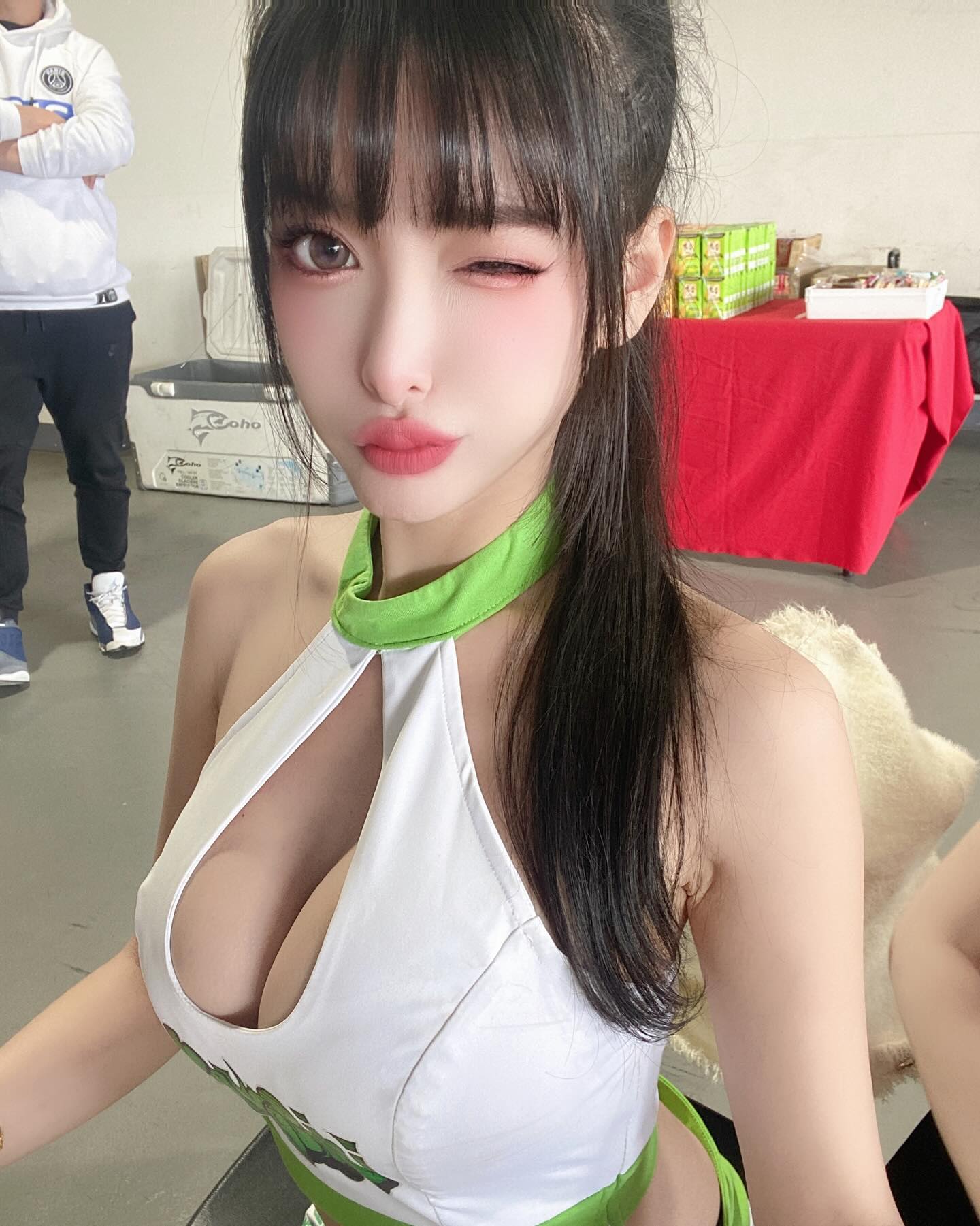 巨乳小女僕「子筠Nina」有夠香！「E罩杯雙馬尾」又甜又辣