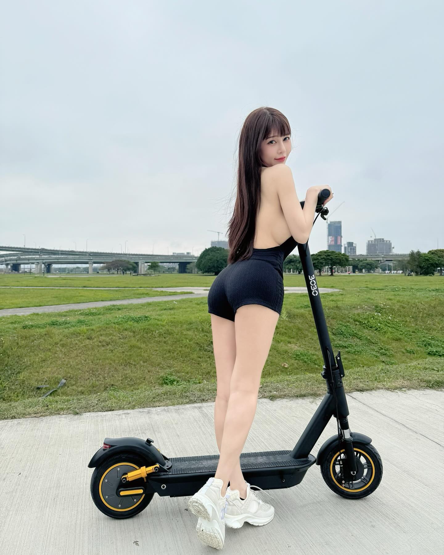 河濱公園偶遇「白嫩巨乳正妹」騎電動滑板車！超火辣穿搭巧露「美背嫩腿」！