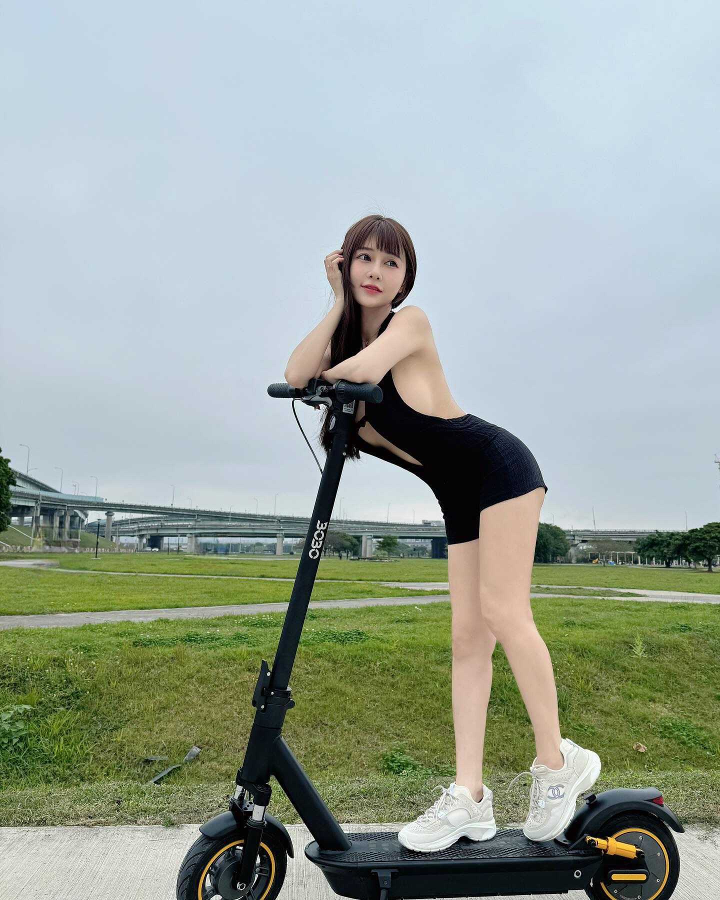 河濱公園偶遇「白嫩巨乳正妹」騎電動滑板車！超火辣穿搭巧露「美背嫩腿」！