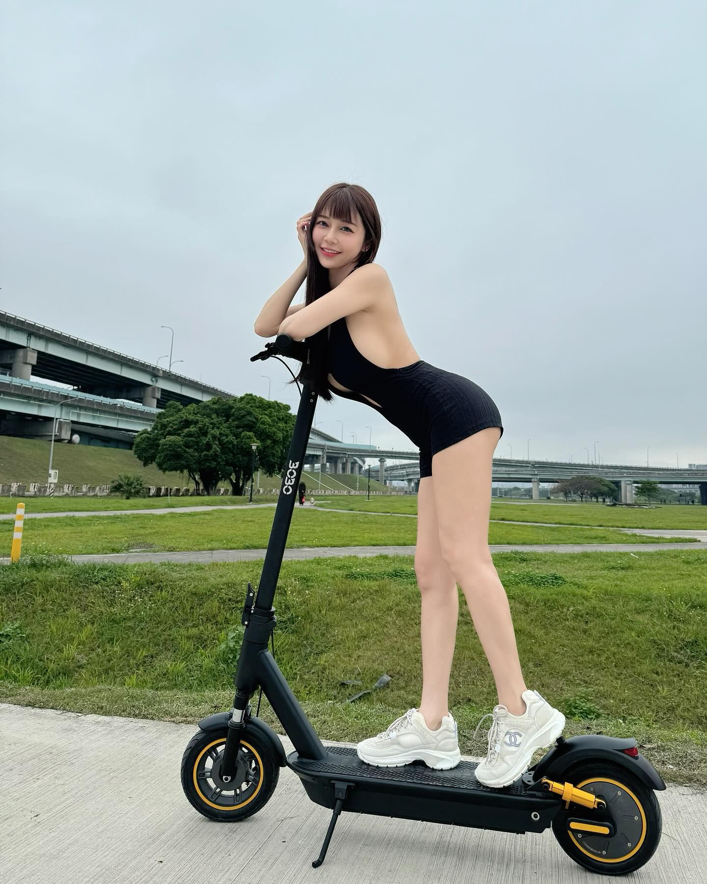 河濱公園偶遇「白嫩巨乳正妹」騎電動滑板車！超火辣穿搭巧露「美背嫩腿」！