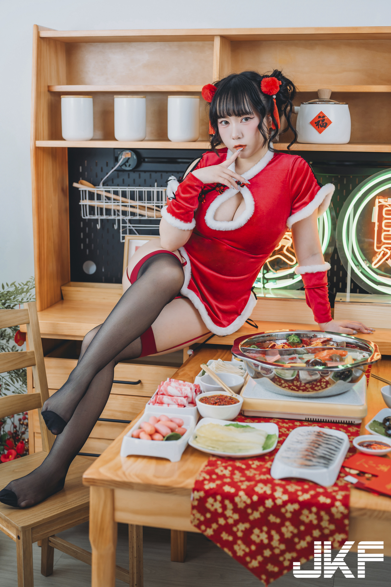 巨乳小隻馬「于心」的爆乳祝福，「緊身旗袍裝曲線」爆辣！