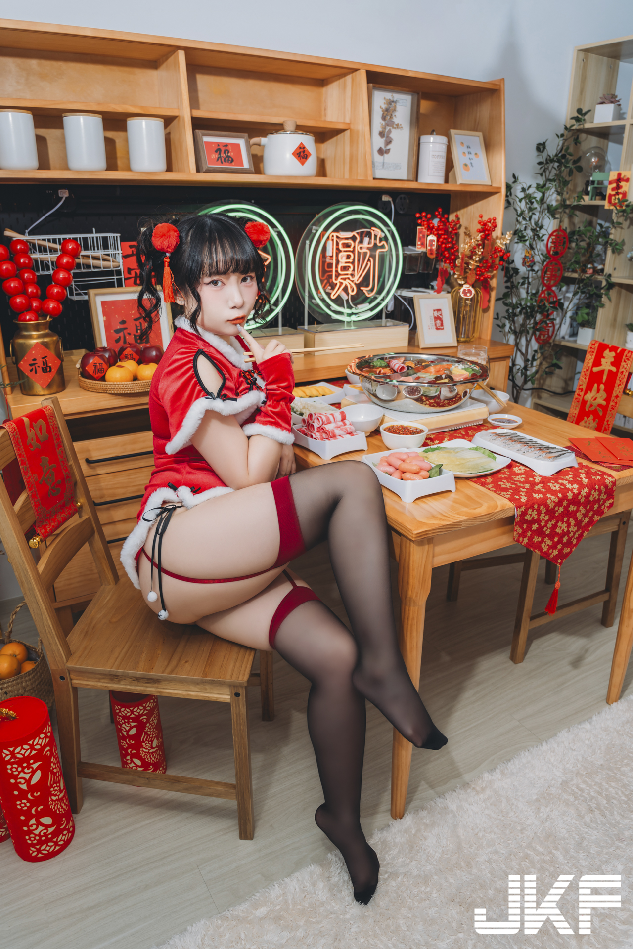 巨乳小隻馬「于心」的爆乳祝福，「緊身旗袍裝曲線」爆辣！