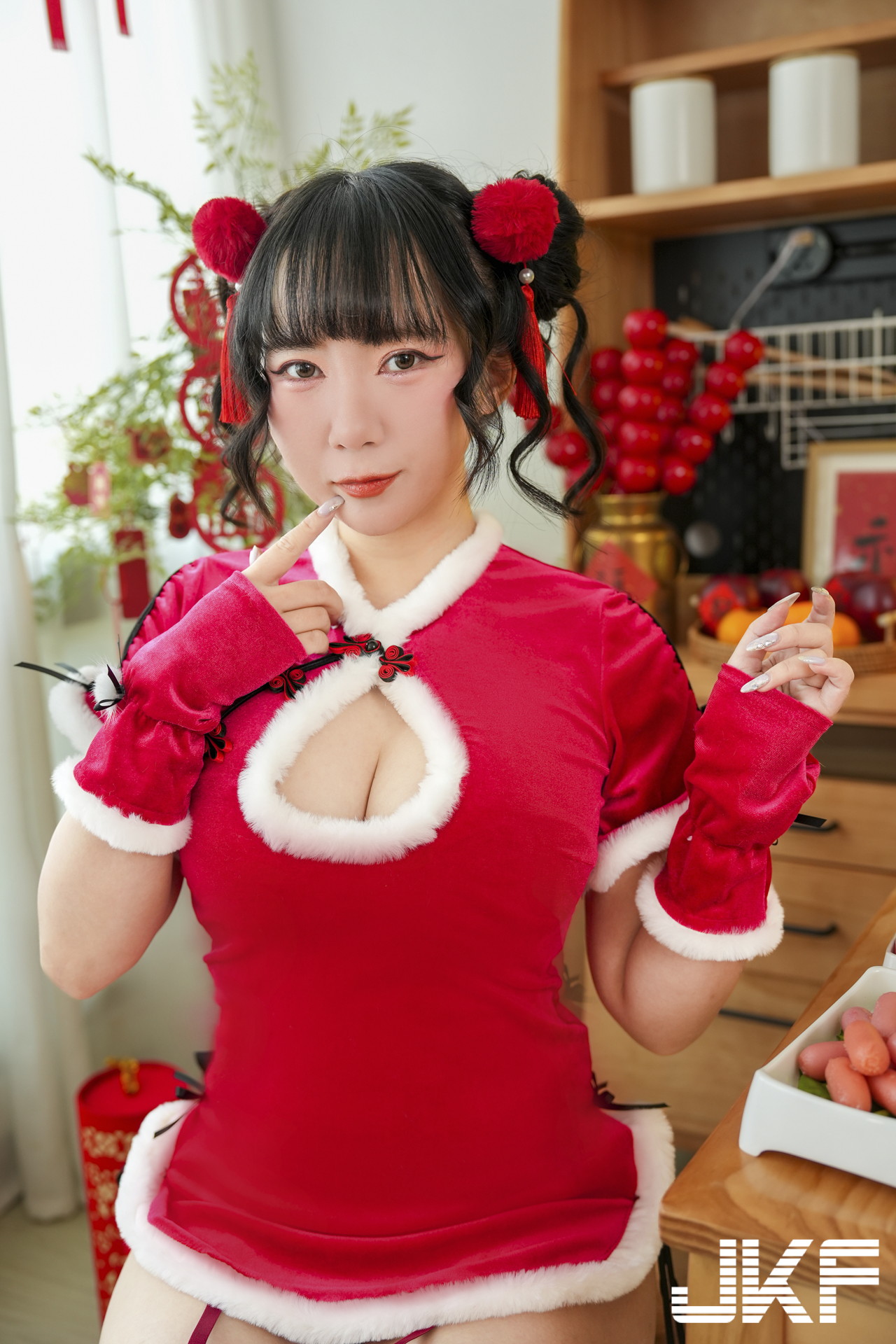 巨乳小隻馬「于心」的爆乳祝福，「緊身旗袍裝曲線」爆辣！