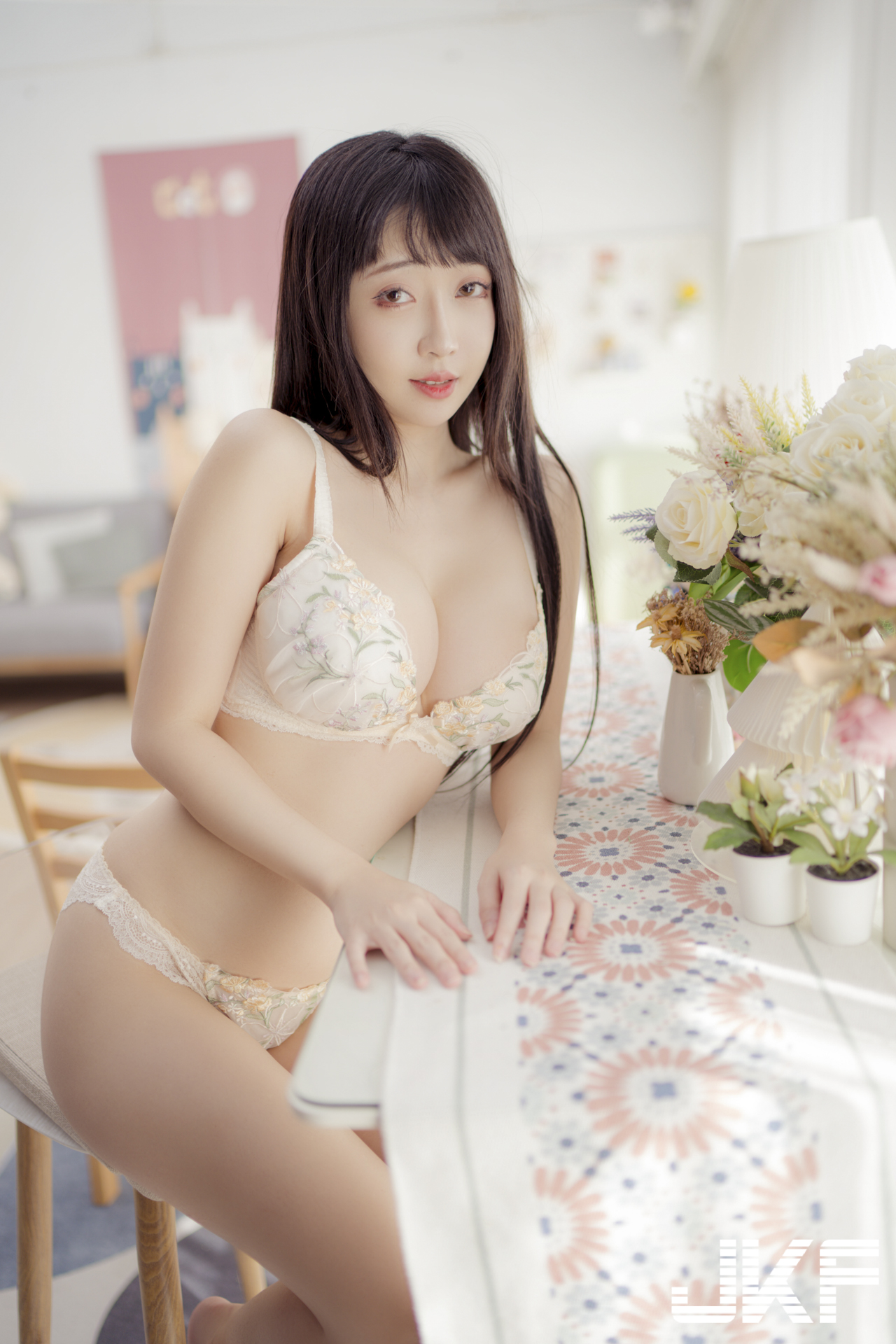 巨乳女友「玲奈 Lena」的假日狂歡！陽光下撩內衣露「渾圓南半球」！