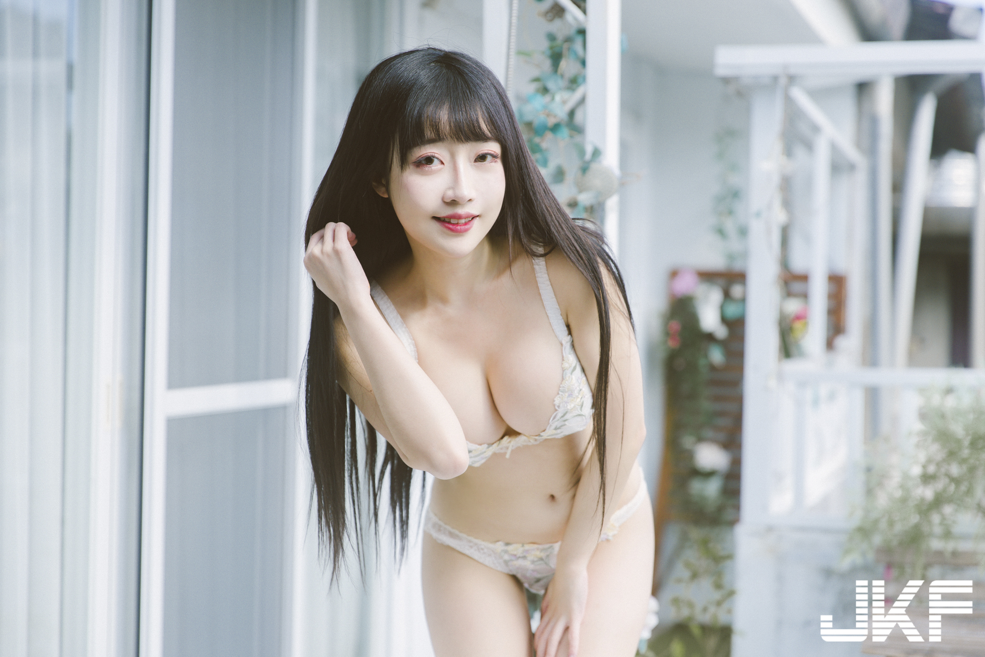 巨乳女友「玲奈 Lena」的假日狂歡！陽光下撩內衣露「渾圓南半球」！