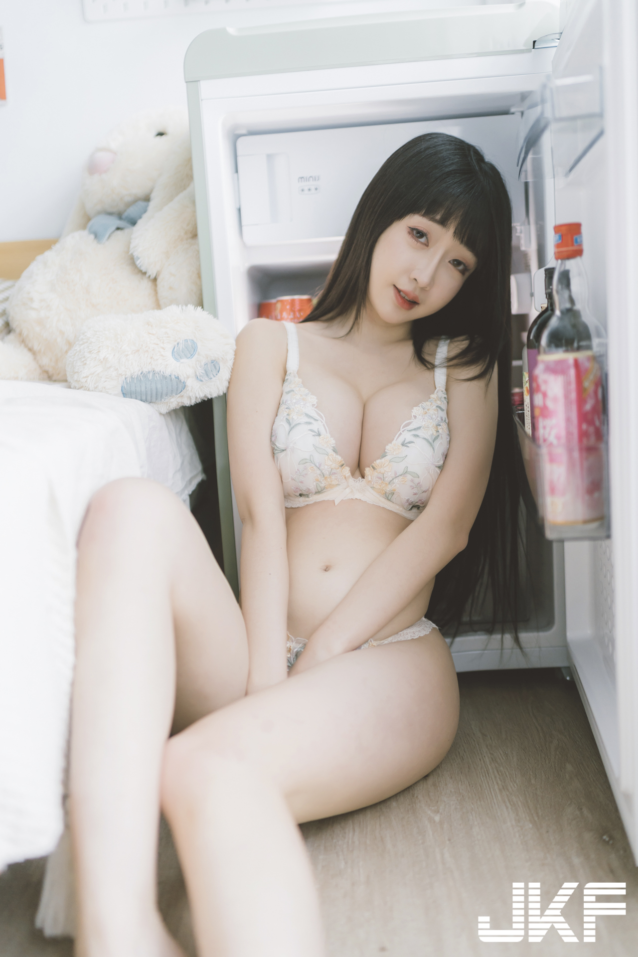 巨乳女友「玲奈 Lena」的假日狂歡！陽光下撩內衣露「渾圓南半球」！