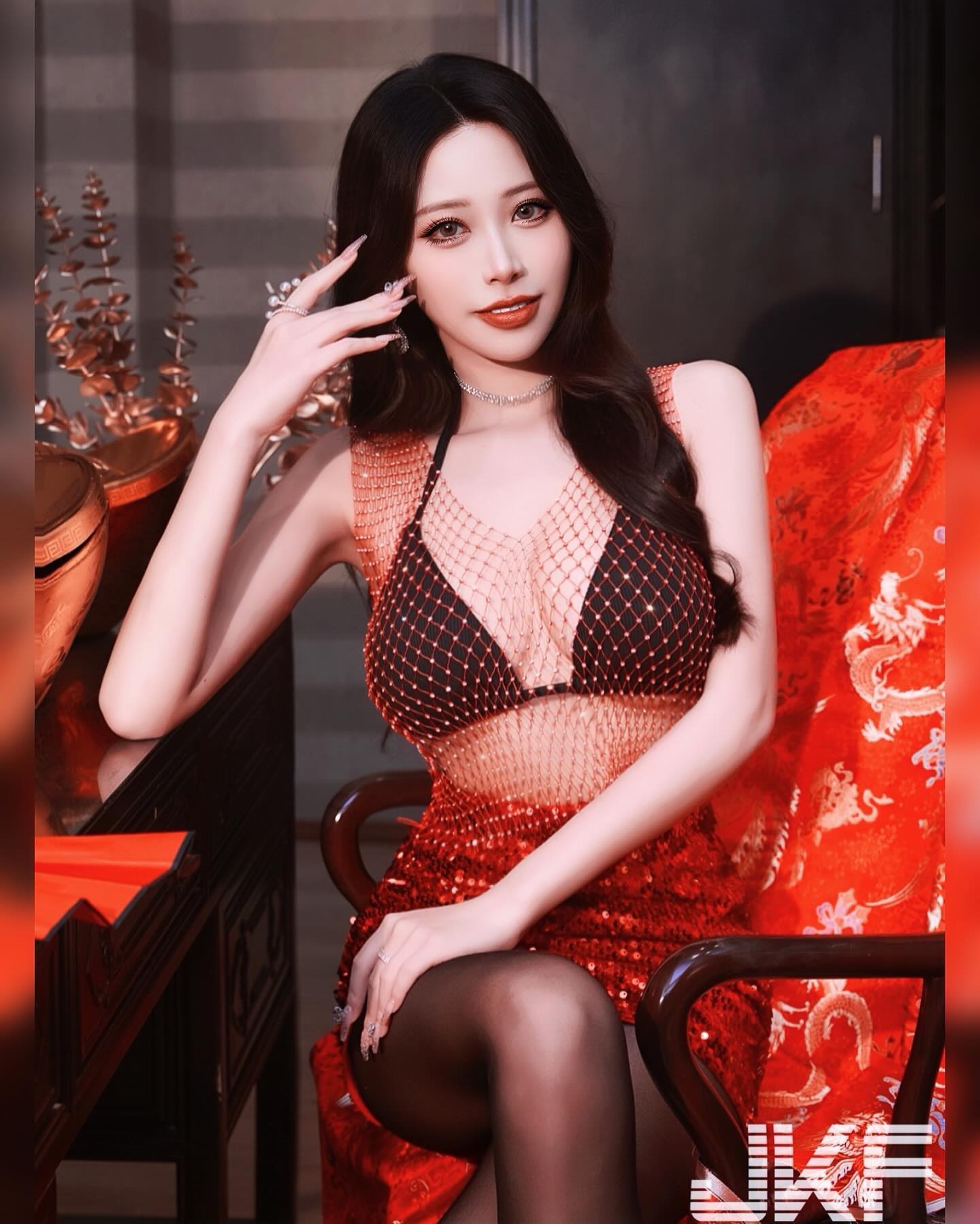 性感小野馬《玟妡WenHsin》極小件比基尼遮不住傲人乳量！