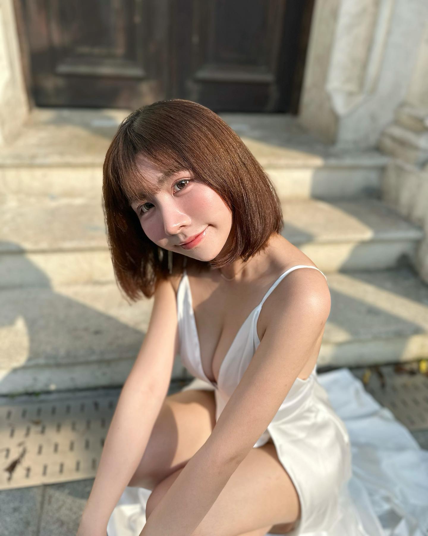 短髮巨乳妹「念念」泰國海邊大秀身材，素顏也美得像在拍廣告！