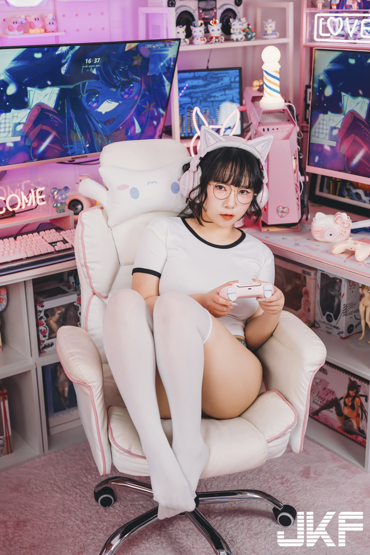 與巨乳小隻馬「于心」的火辣電玩約會，超短運動服「南半球太養眼