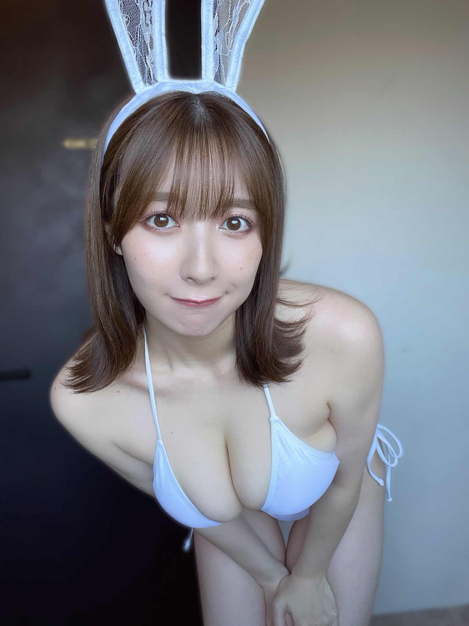 極具衝擊性的「39 H 巨乳」！寫真女星「紺野栞」辣曬無法一手掌握的胸前美景