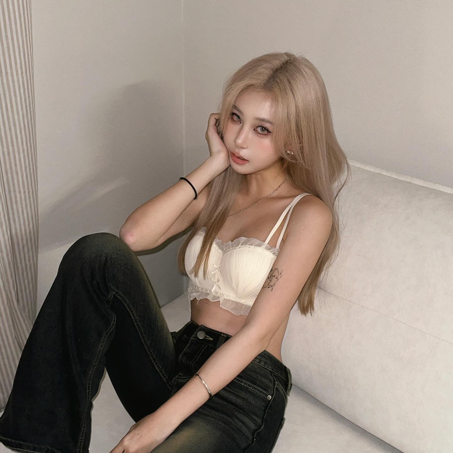台藝大正妹「jenny」氣質有夠仙！海邊泳裝照讓人誤以為美人