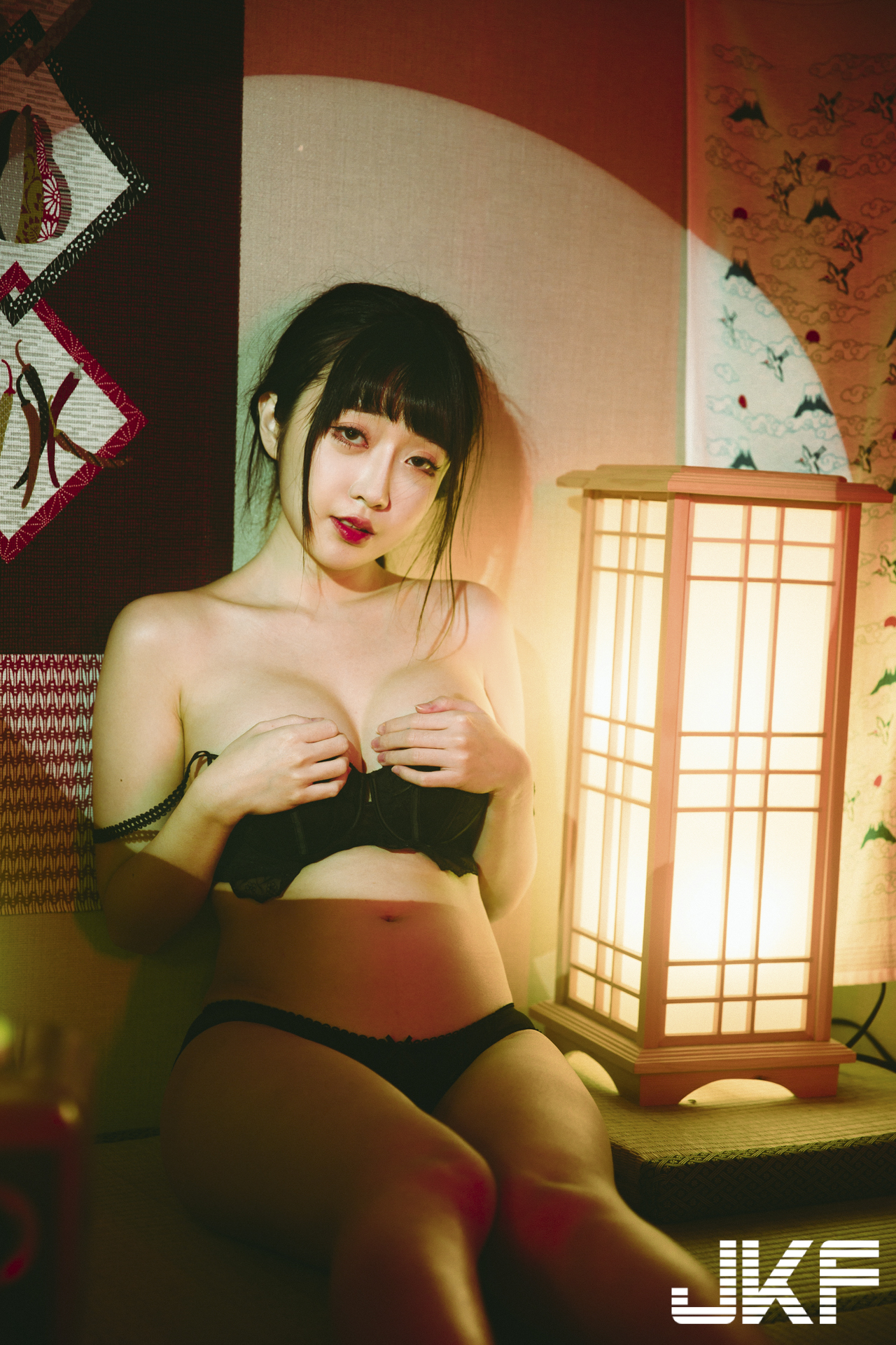 房間裡的超美胸巨乳妹「玲奈 Lena」，「低胸內衣挑逗」畫面超撩人！