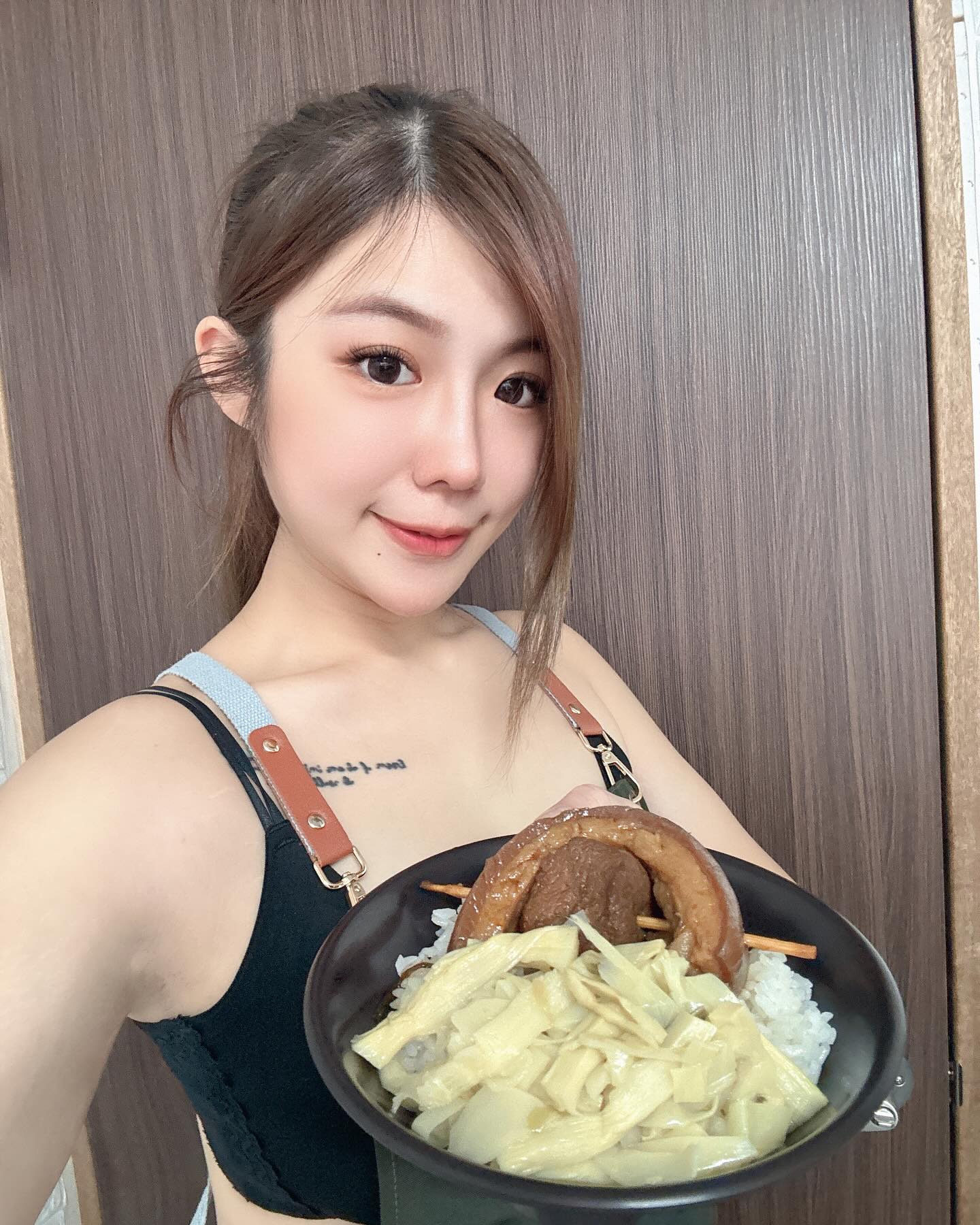 員林腿庫飯「正妹老闆娘」爆乳捧碗宣傳自家肥美產品