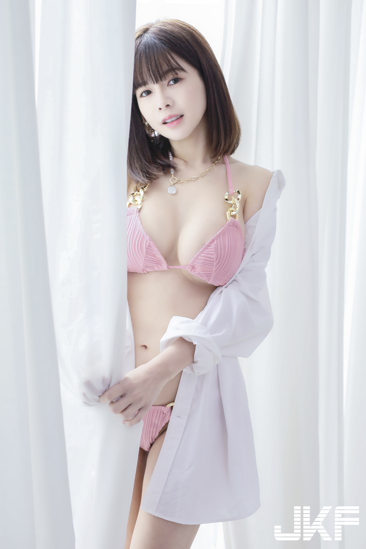 甜美女孩「小花姐接」的爆乳誘惑，「超渾圓側乳」畫面太雄偉！