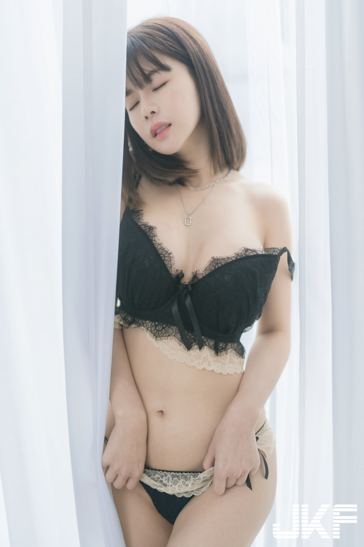 藝術家女友「小花姐接」好性感！爆乳蕾絲內衣秀「豐滿E級雙球」！