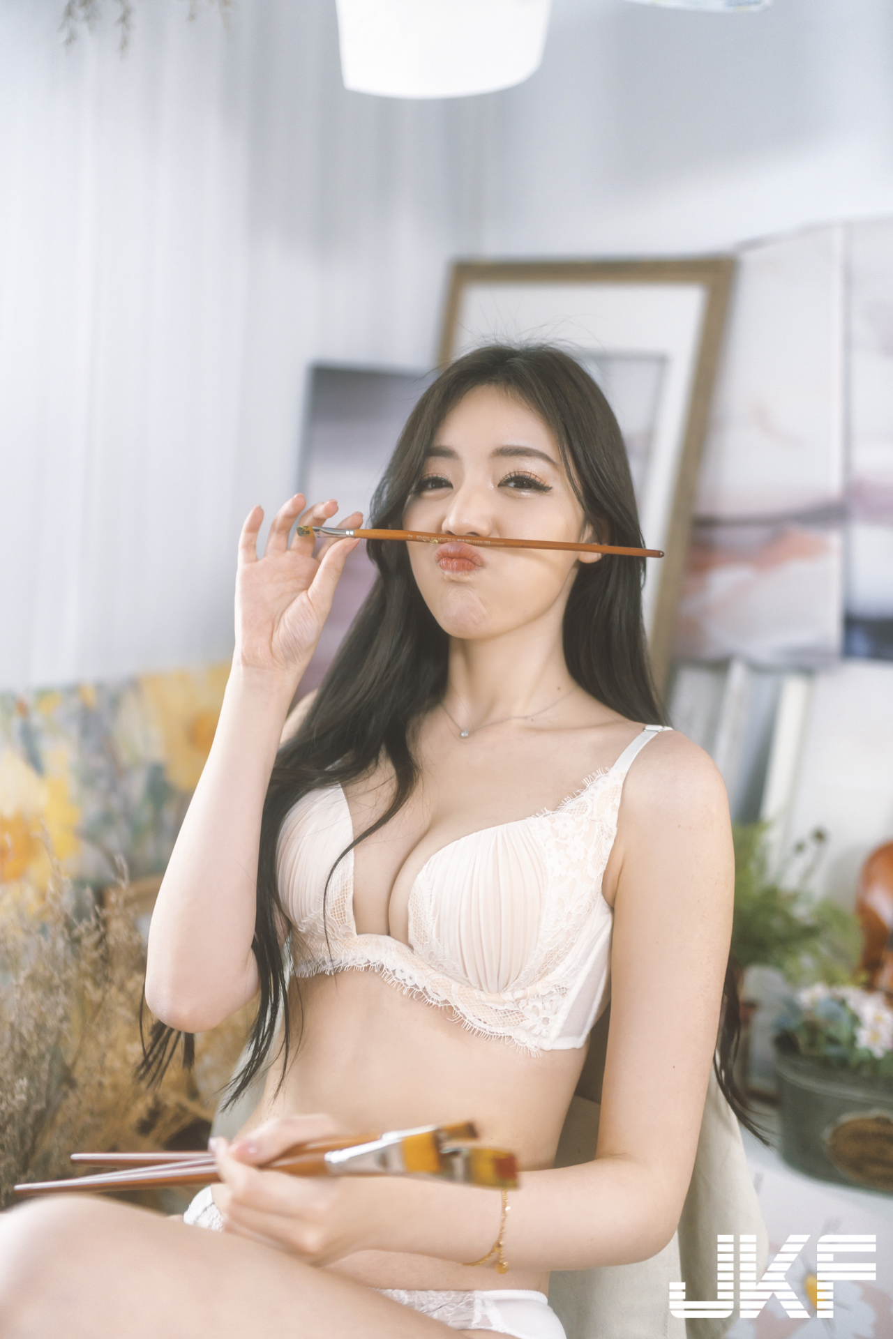 美胸女神「謝立琪KiKi」的誘惑深溝挑逗，「火辣S曲線」胴體超撩人！