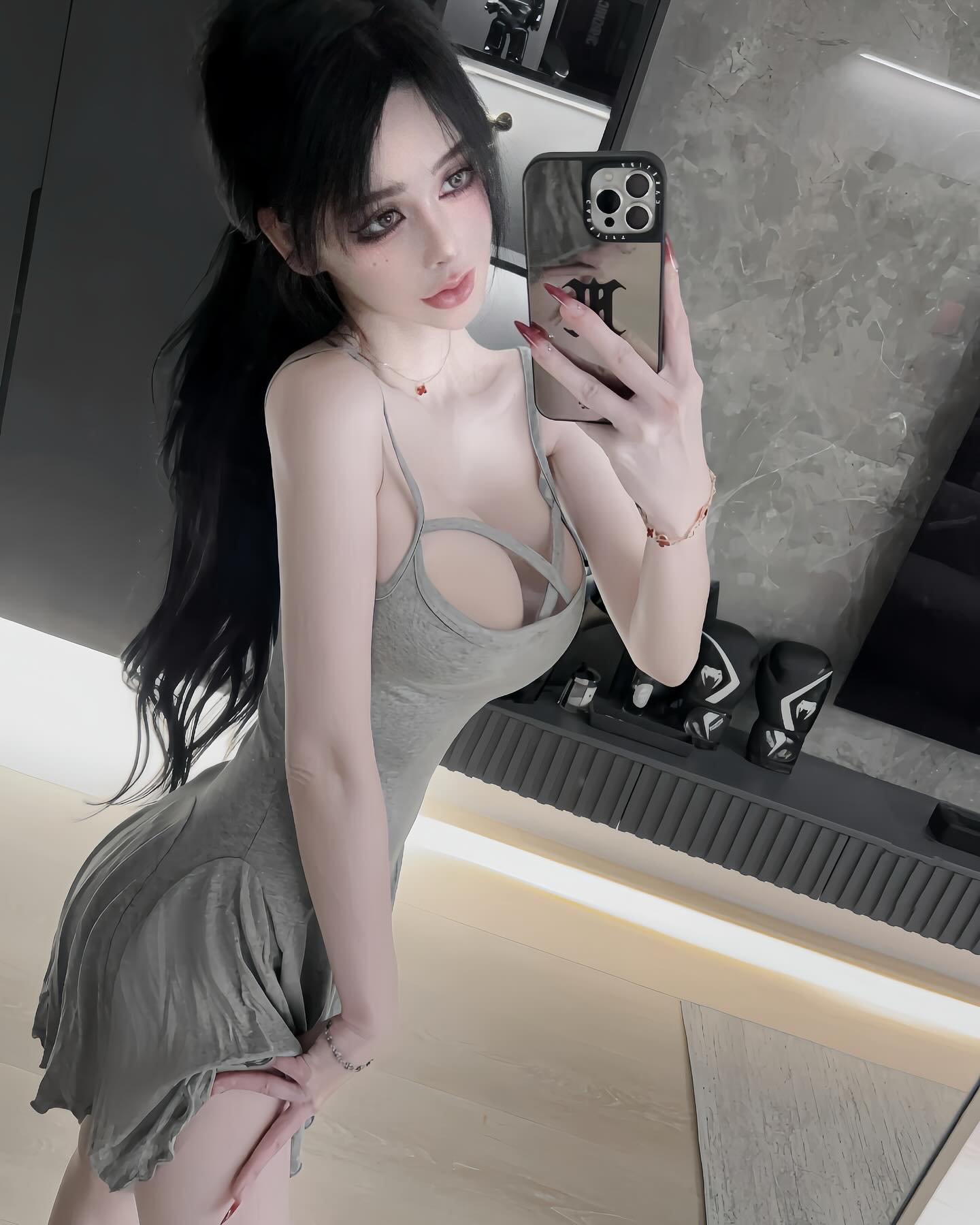 「巨乳JK」日本站台等電車！超發育雙峰和白嫩美腿讓人想搭訕