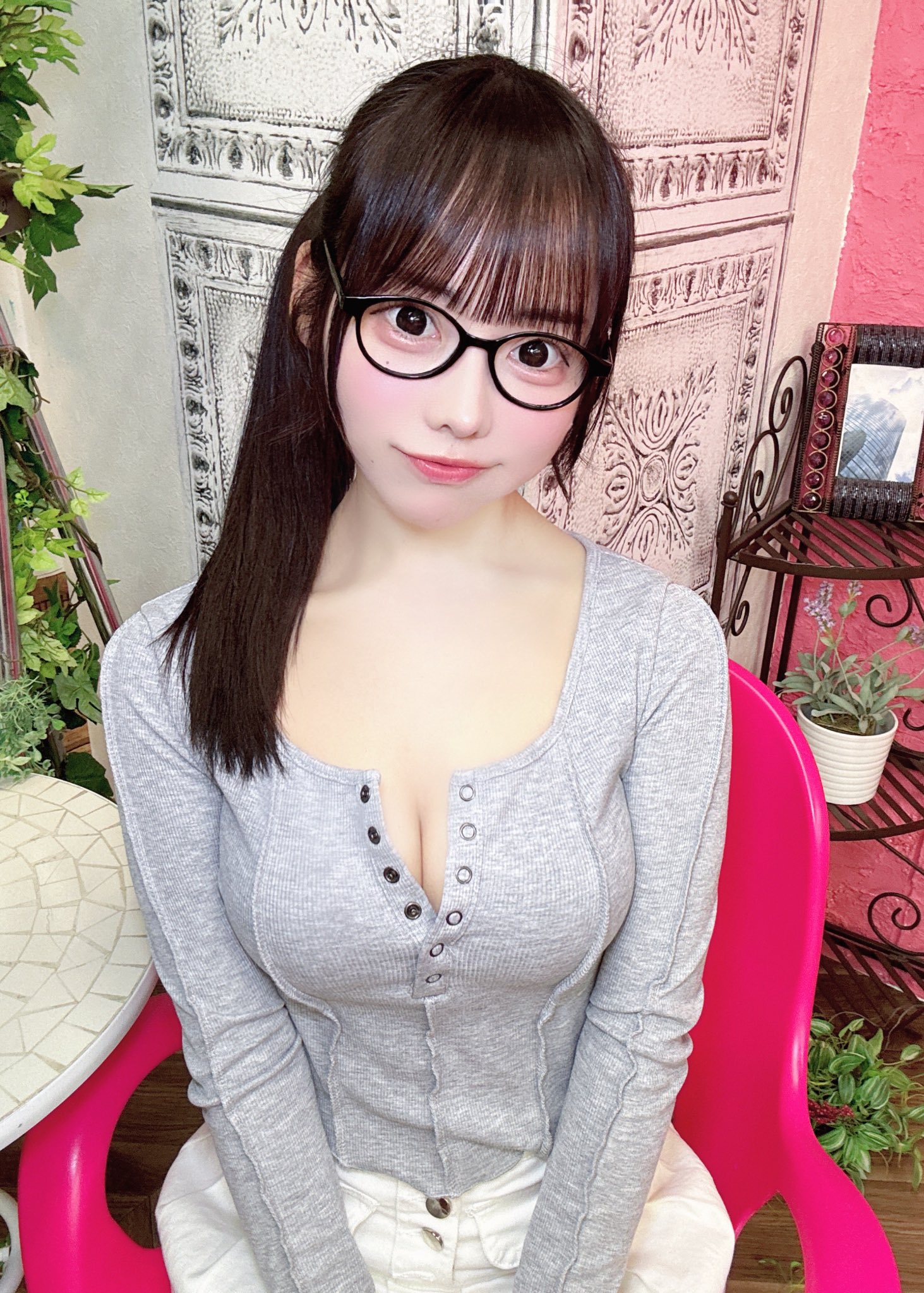 現在女偶像的尺度都這麼大嗎？女團正妹「近距離露美乳」超肉感畫面驚呆粉絲