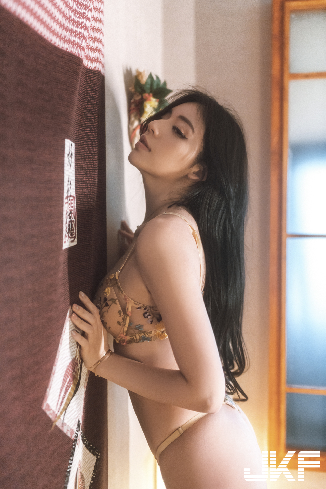 美術系女友「謝立琪KiKi」的閨房秘事！性感雪乳嫩臀大放送