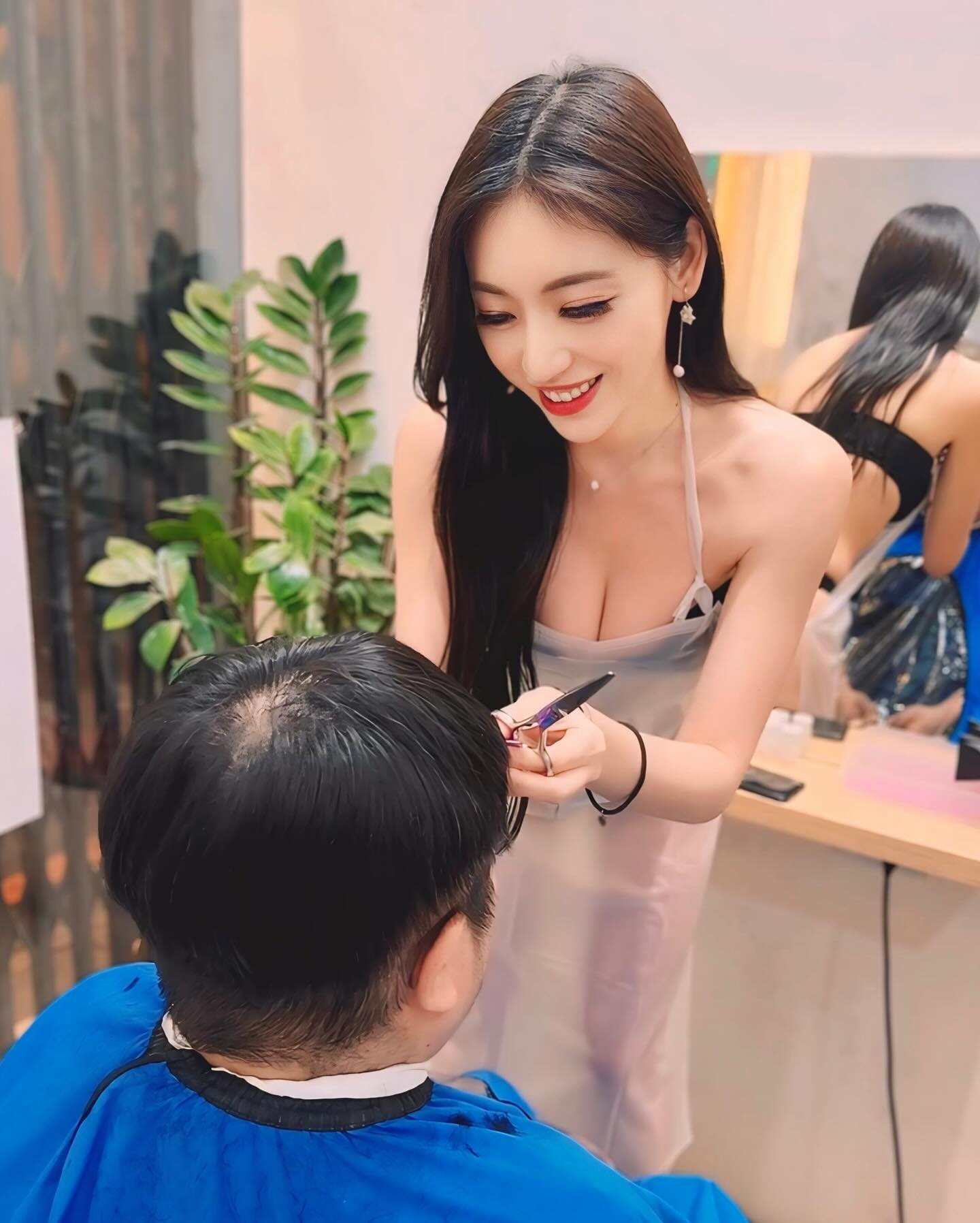 太辣！正妹設計師爆乳上工剪頭髮　客人眼神不知該擺哪