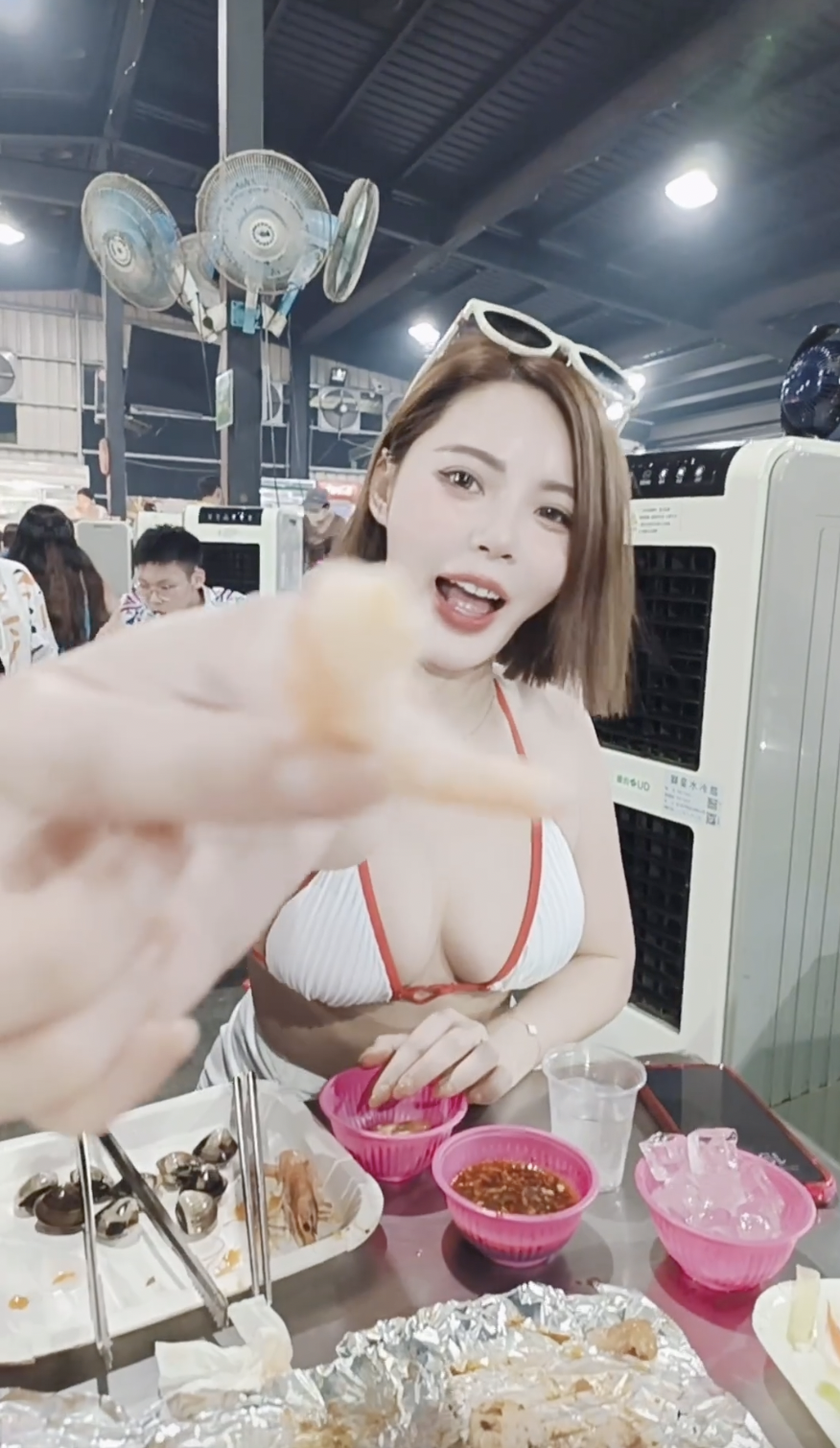 小琉球燒烤攤「爆乳板娘」桌邊服務！比基尼彎腰幫烤還親手餵蝦！