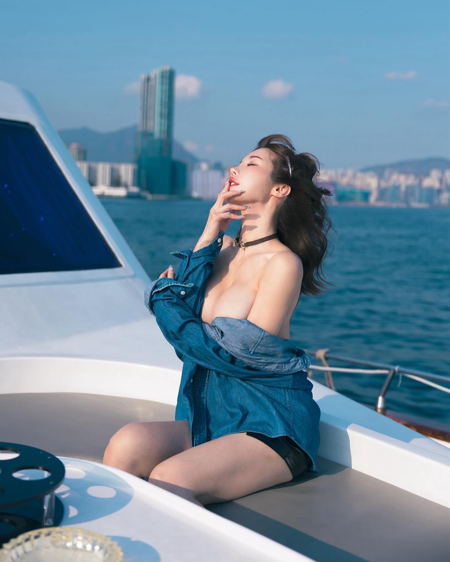維多利亞港大膽露胸球！辛尤里解開鈕扣挺「G杯豪乳」曬日光浴