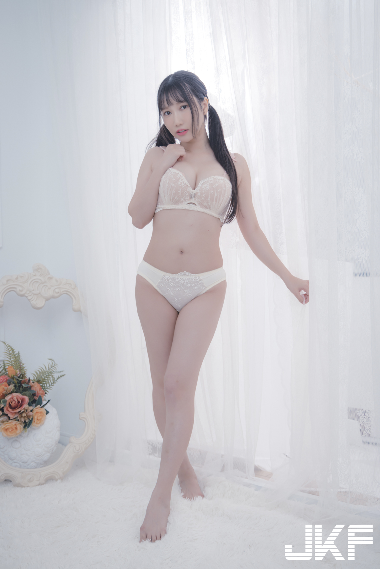甜美正妹「又又」的薄紗誘惑！清純臉蛋下卻有著魔鬼身材！