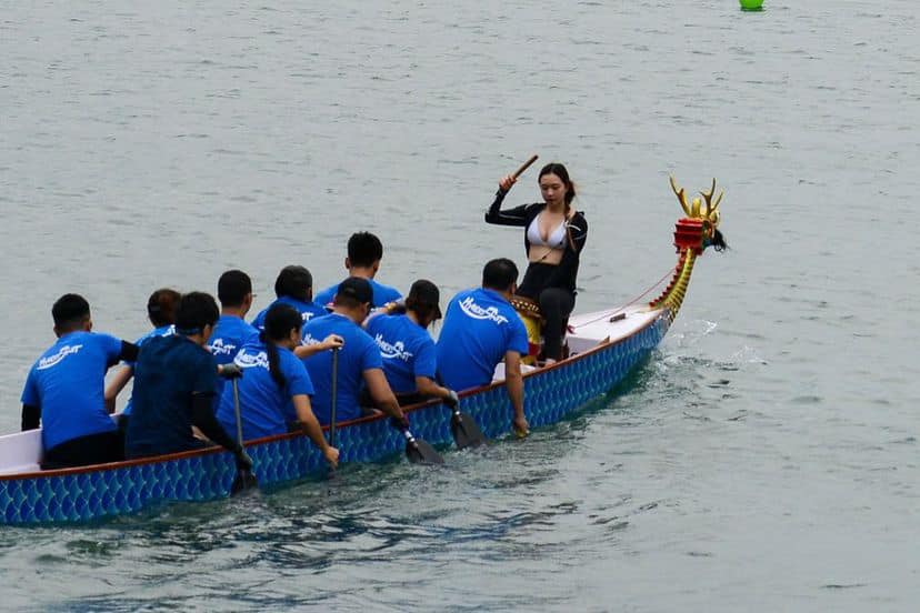 龍舟女鼓手拉下拉鍊大曬美乳　有效提振整艘船的士氣！