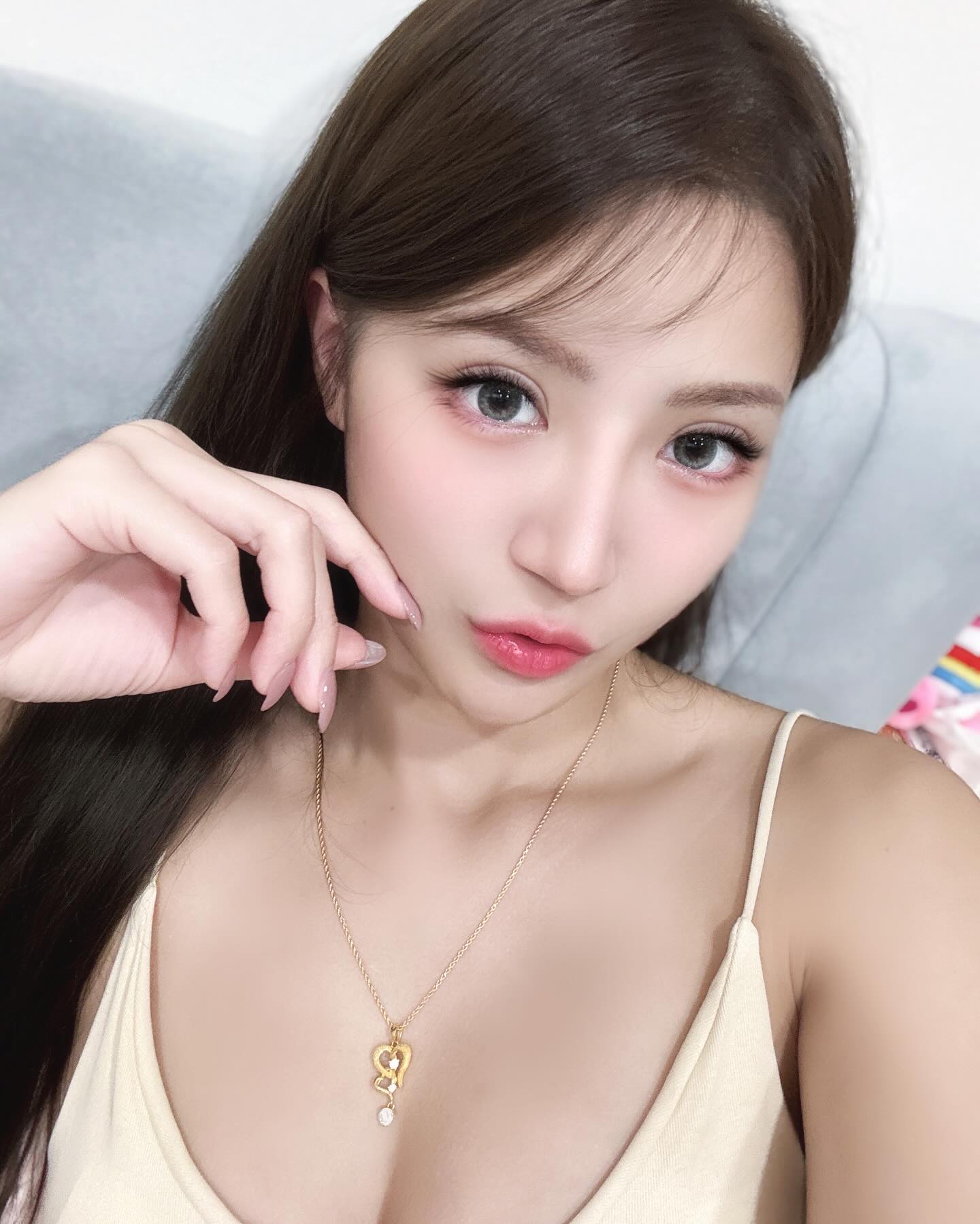 這樣拍可以嗎？混血正妹「金娜娜」按摩時大膽露出，「人字型」巨乳好白好飽滿！