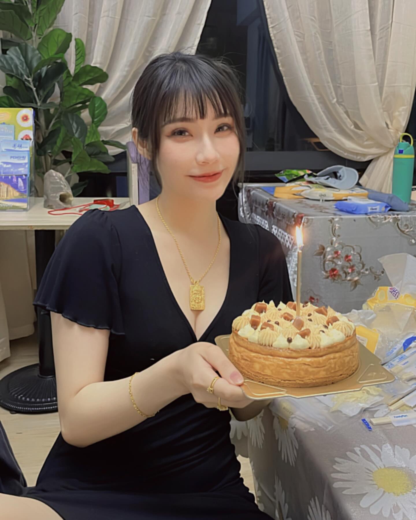 澎湖民宿老闆娘「熙熙」有夠正！「雪乳美腿」大方秀出，說要好好招待客人！