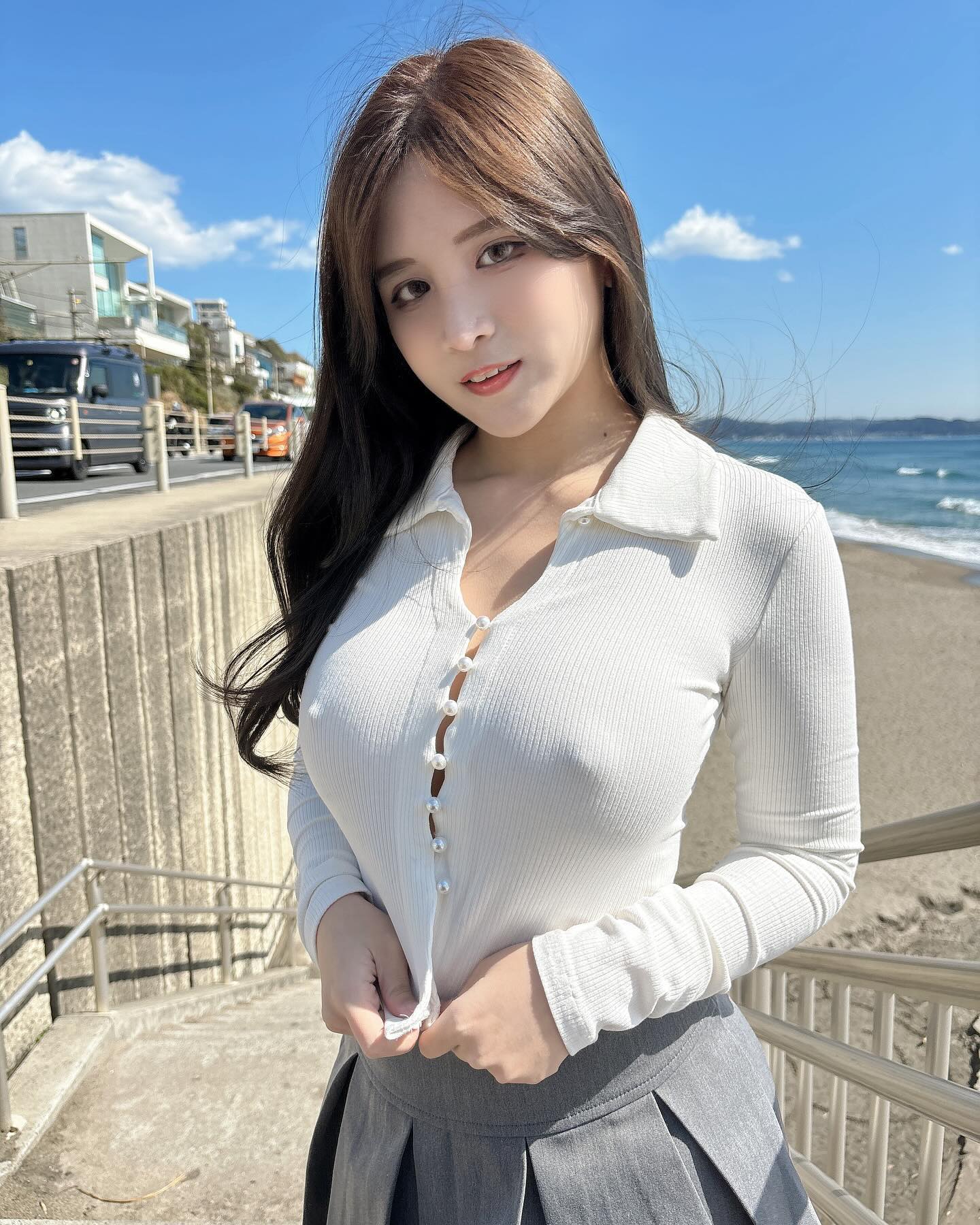 無罩女王《Ash艾希老師》日本旅遊也要脫　吃拉麵散熱一下也合理