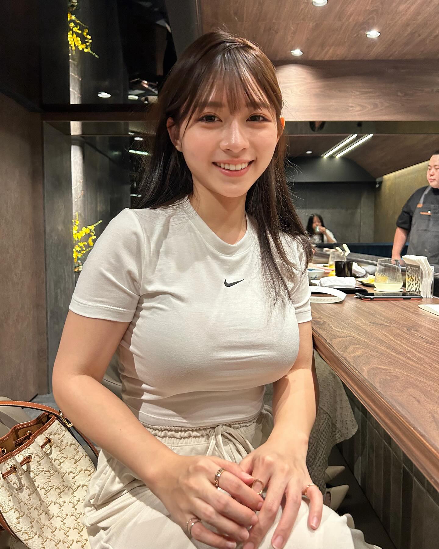 甜美氣質軟裝設計師《Nina》挺胸把T恤撐出邪惡「乳脈」