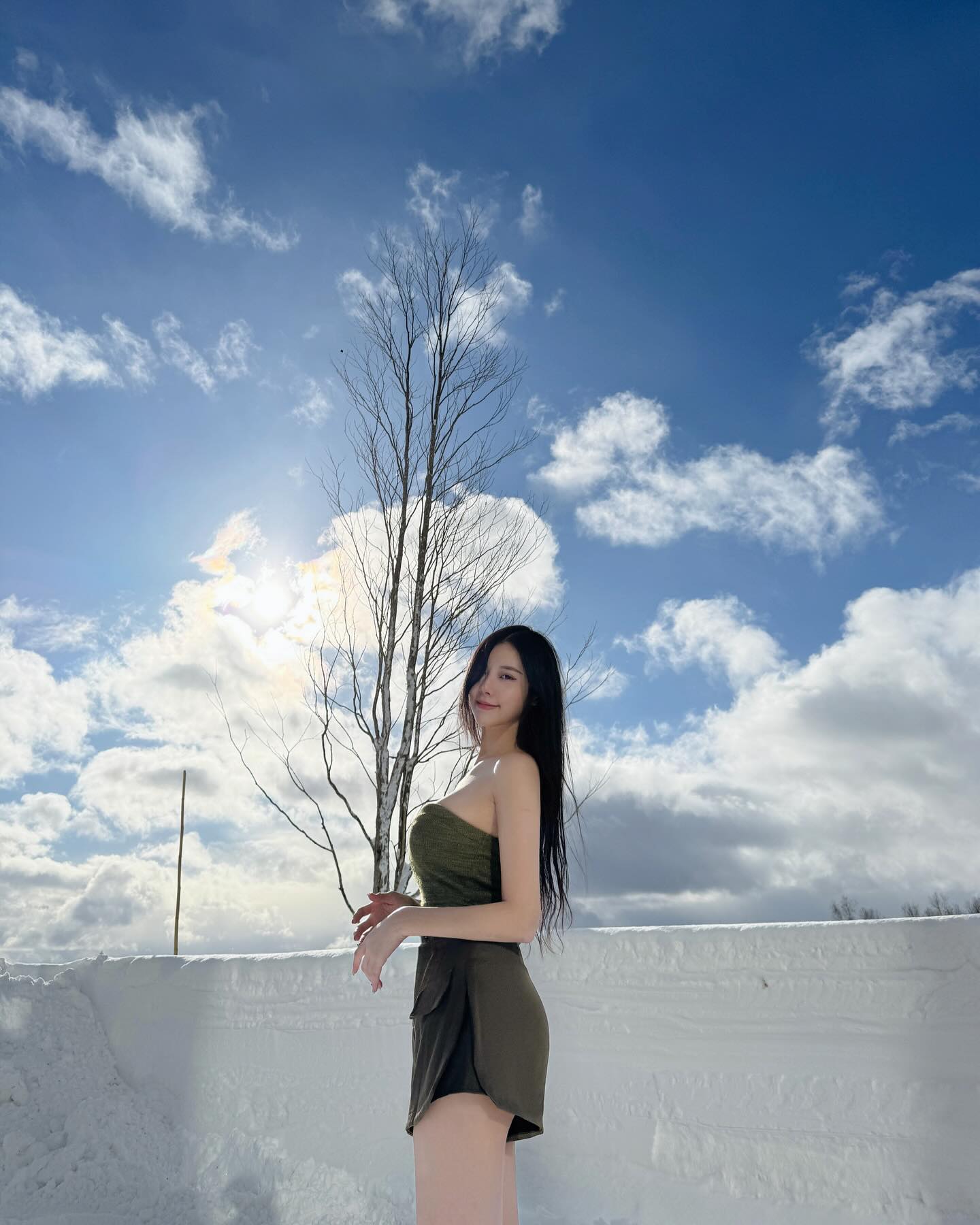 沒在怕冷！「火辣正妹」雪天依然爆乳露出，上身布料少到包不住！