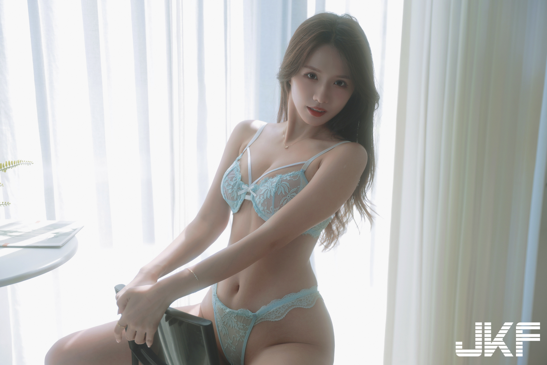 制服美少女「趙趙」火辣脫衣解放，「緊實有致的胴體」超迷人！