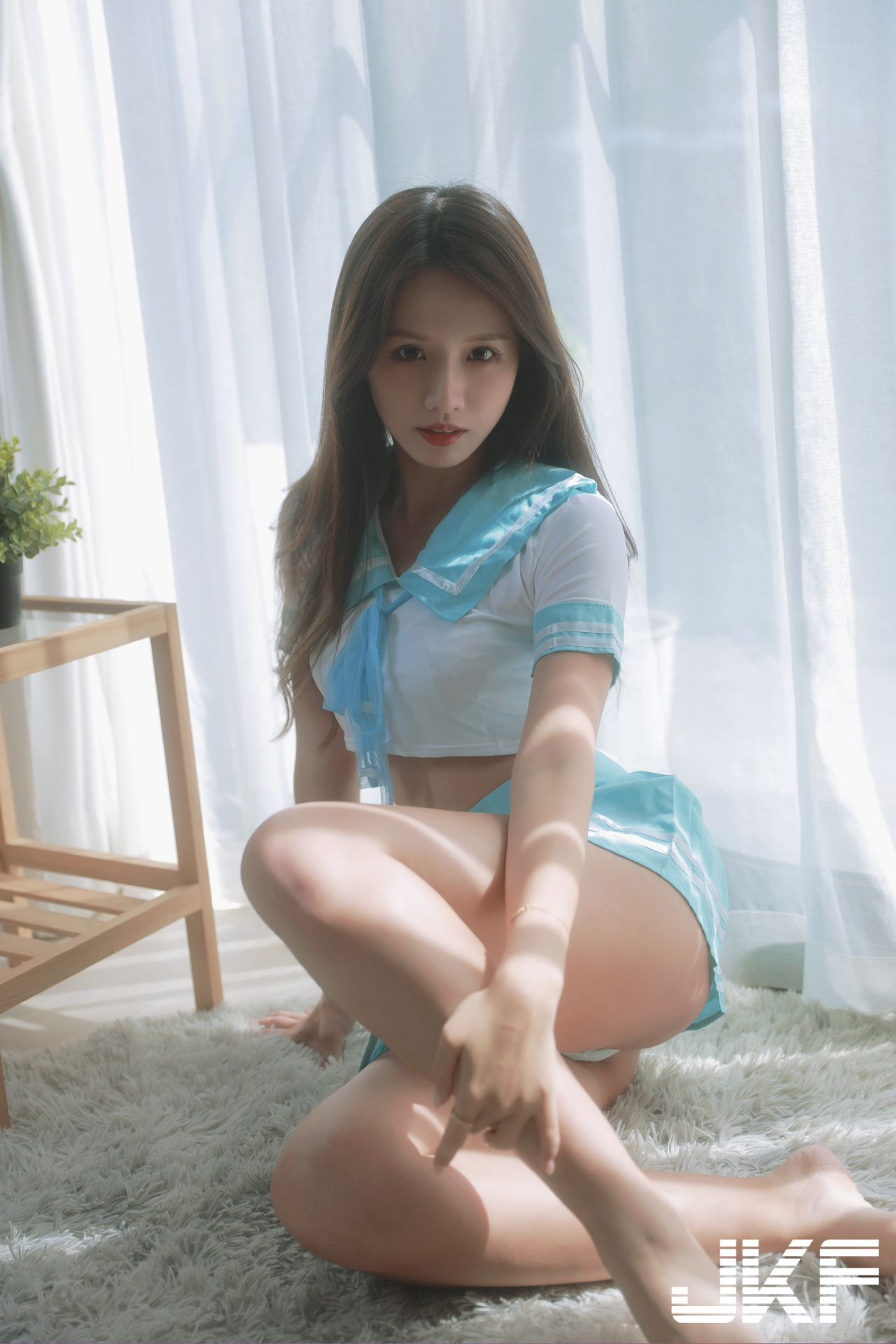 制服美少女「趙趙」火辣脫衣解放，「緊實有致的胴體」超迷人！