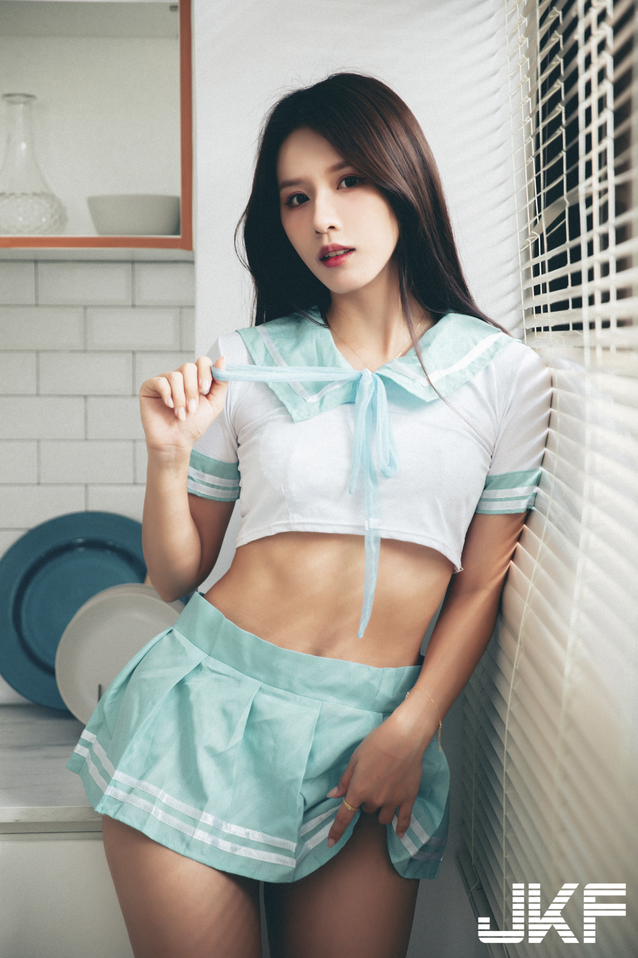 制服美少女「趙趙」火辣脫衣解放，「緊實有致的胴體」超迷人！
