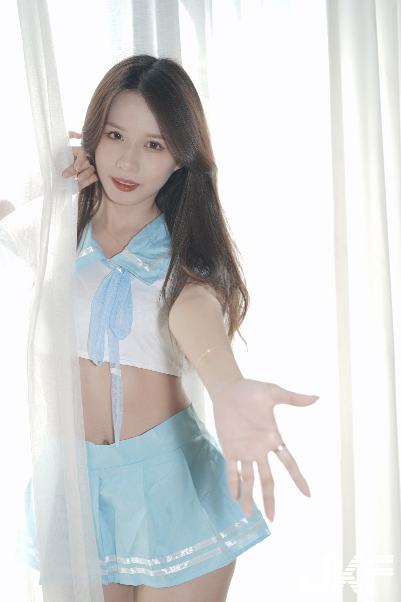 制服美少女「趙趙」火辣脫衣解放，「緊實有致的胴體」超迷人！