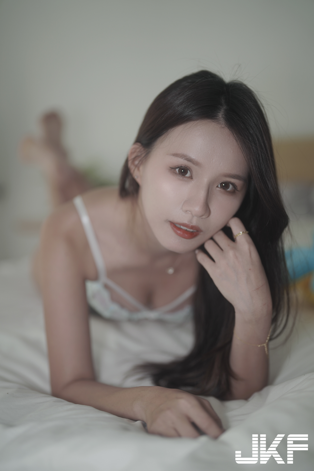 制服美少女「趙趙」火辣脫衣解放，「緊實有致的胴體」超迷人！