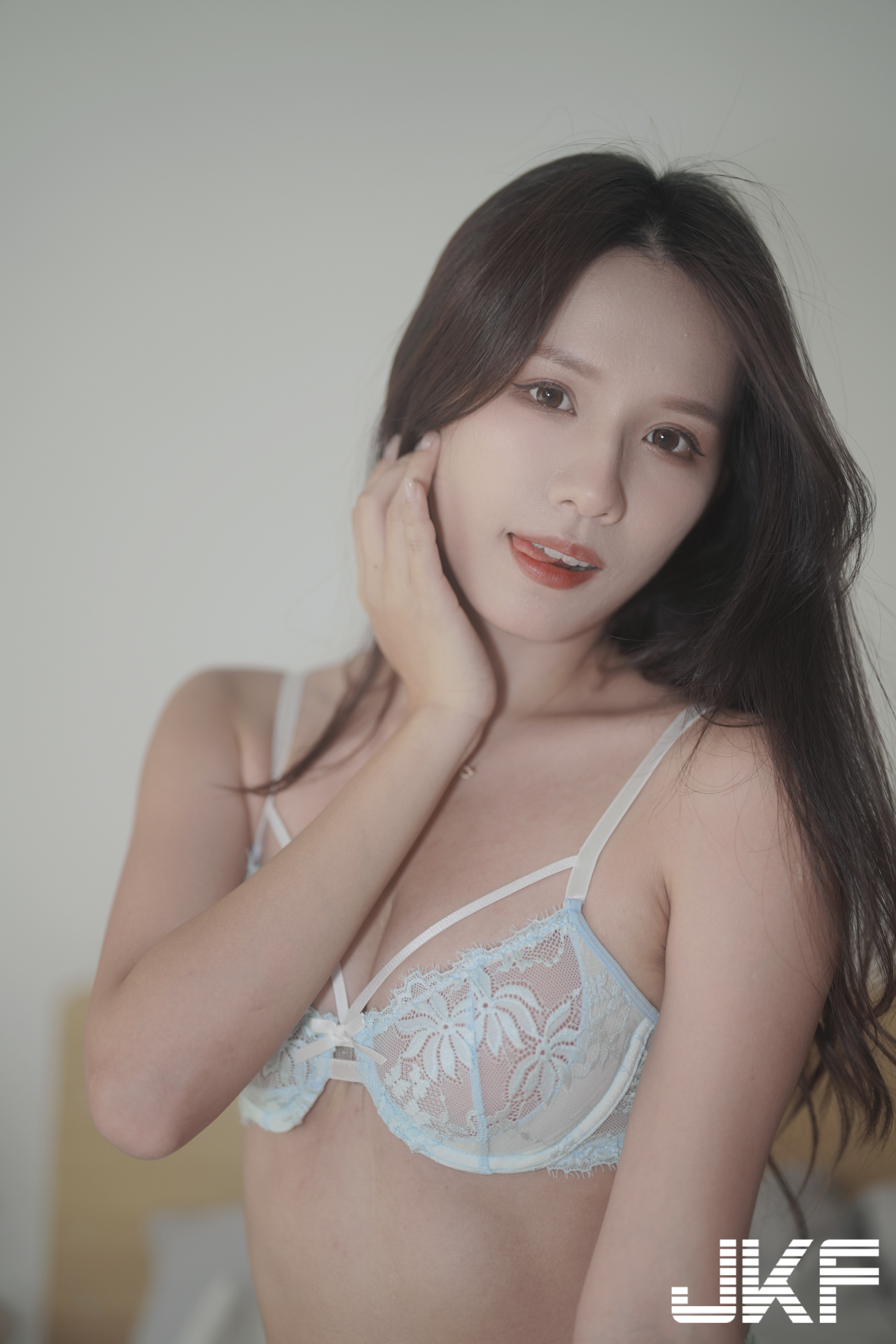 制服美少女「趙趙」火辣脫衣解放，「緊實有致的胴體」超迷人！
