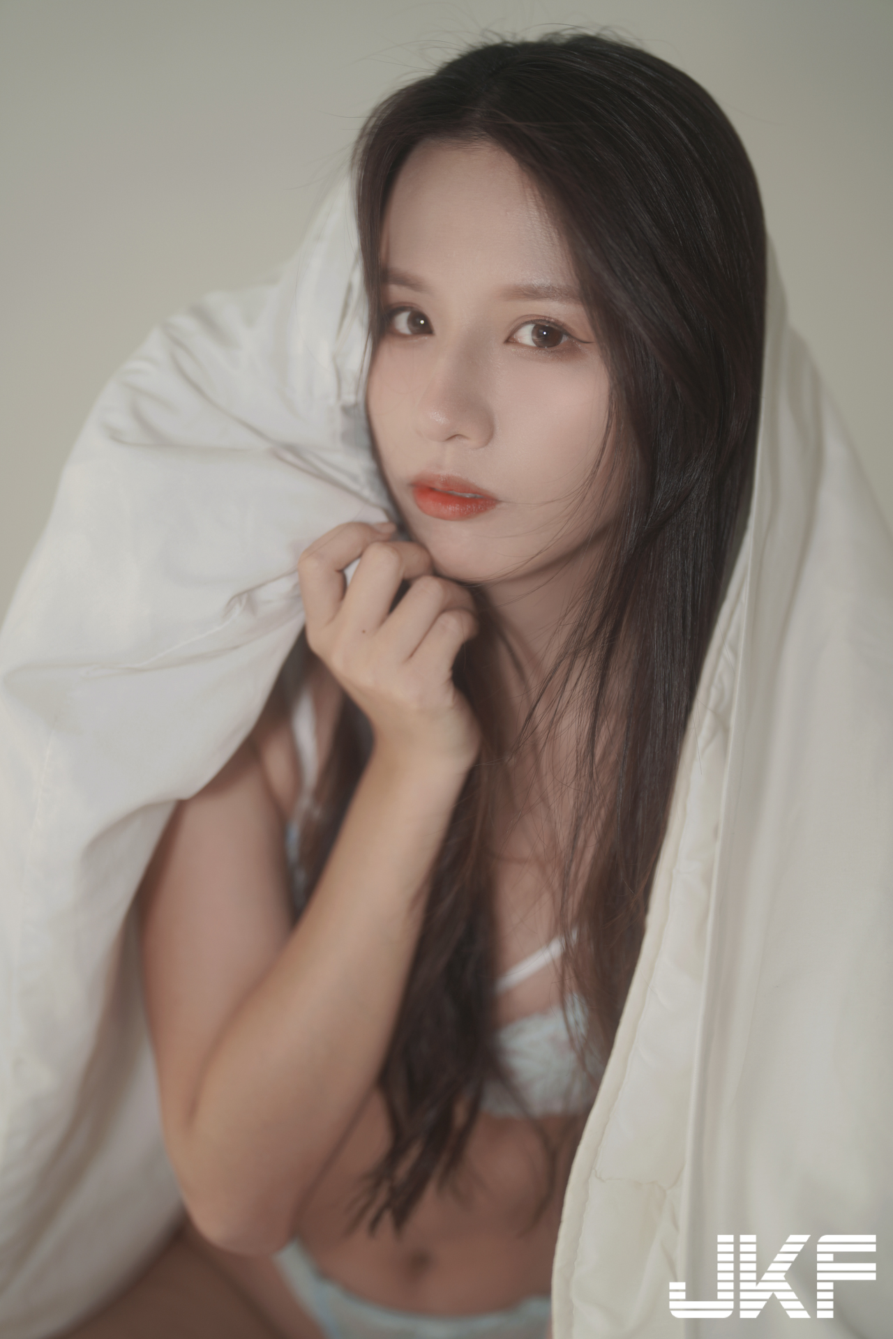 制服美少女「趙趙」火辣脫衣解放，「緊實有致的胴體」超迷人！
