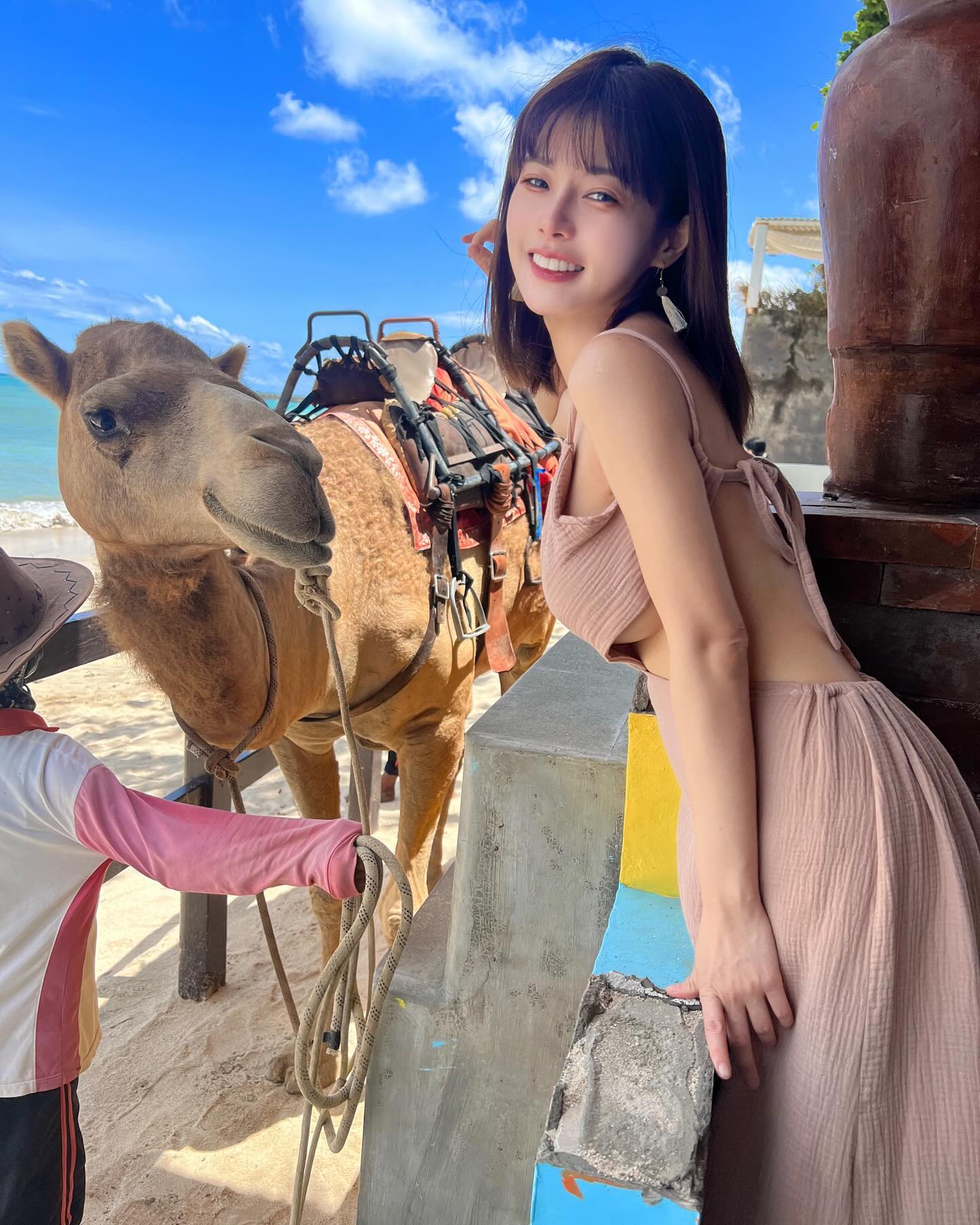 甜美女神「小花姐接」峇里島渡假有夠辣，比基尼藏不住「雪白豪乳」！